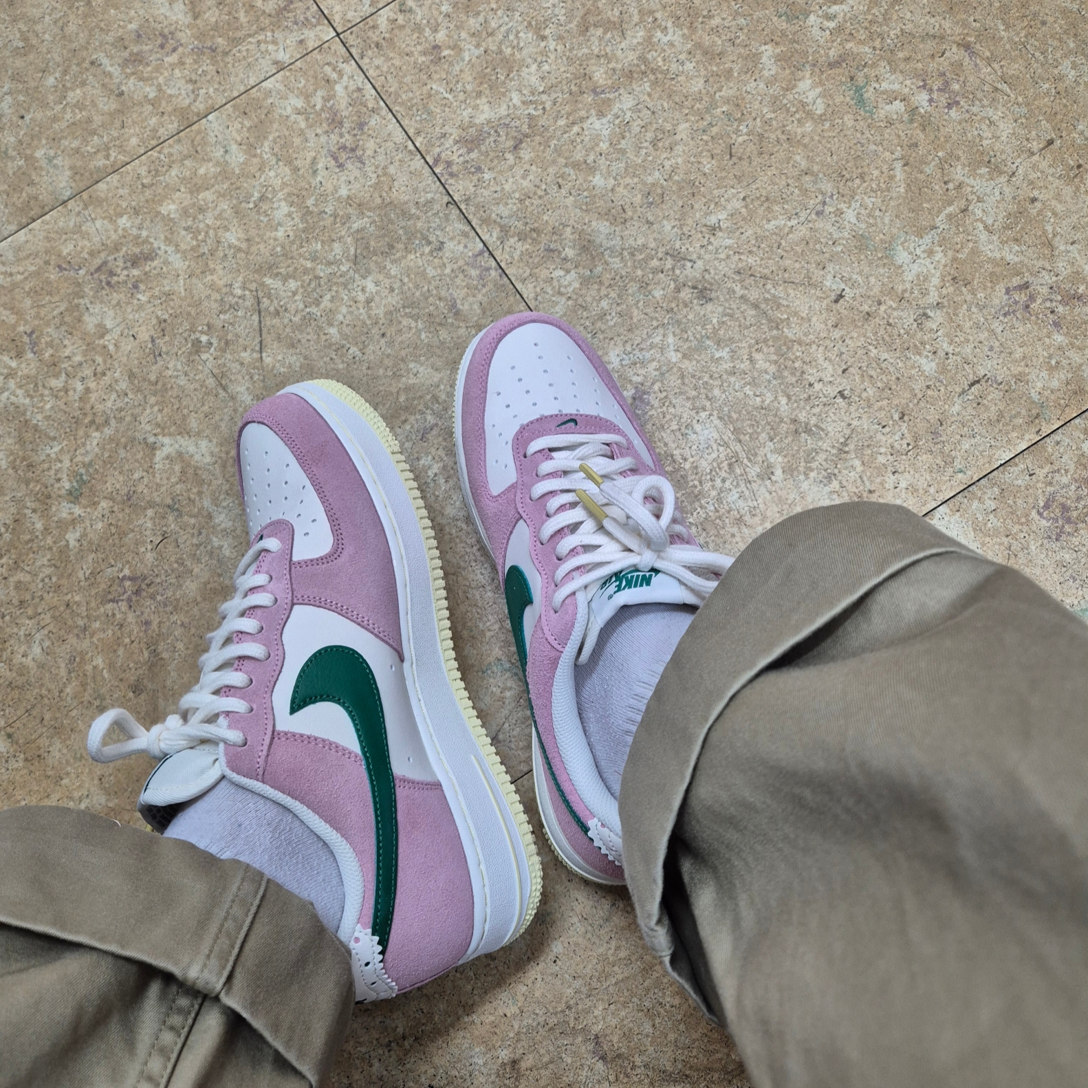 Nike Air Force 1 '07 Sail Medium Soft Pink 착용 스타일 - 1
