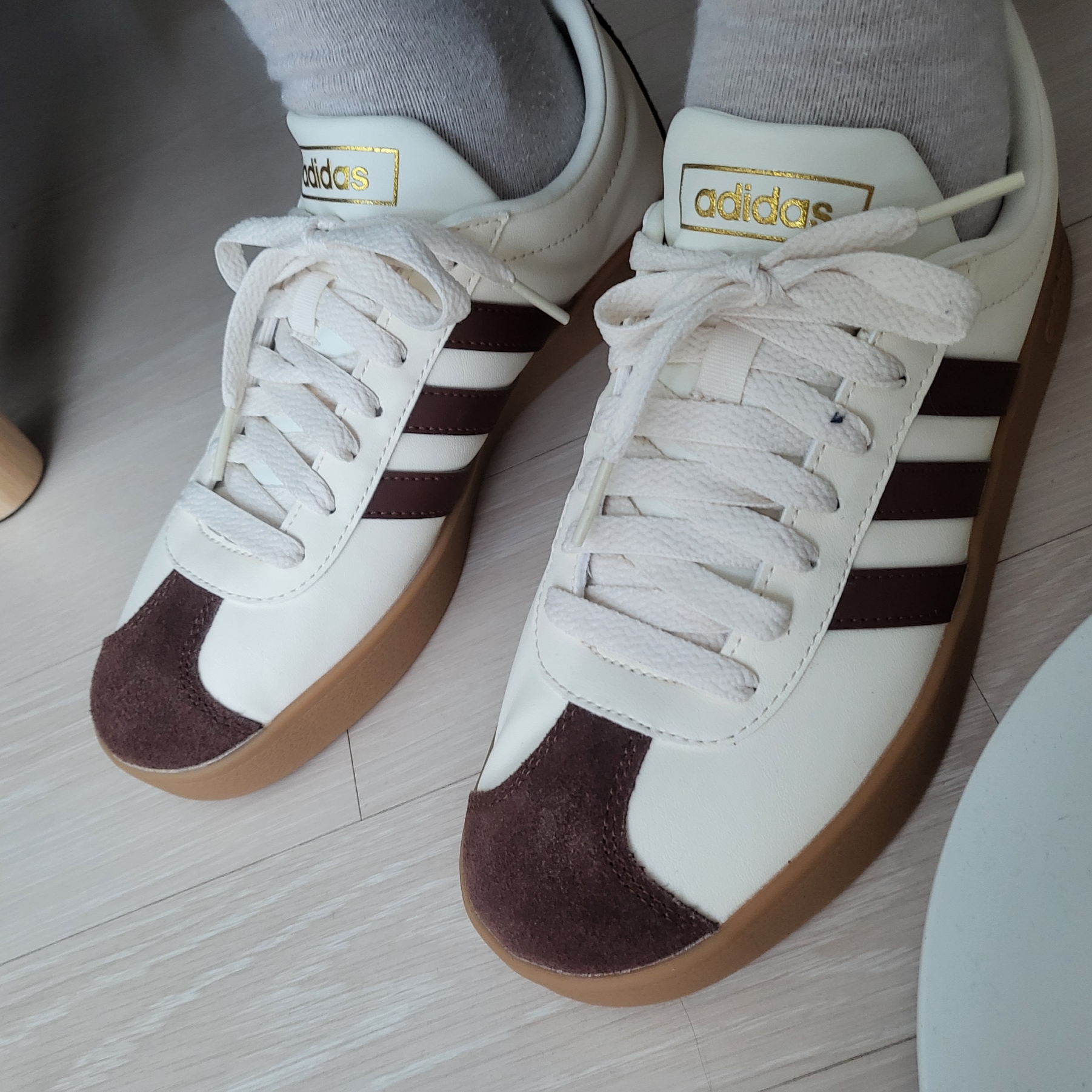 Adidas VL Court 2.0 Cream Brown 착용 스타일 - 1