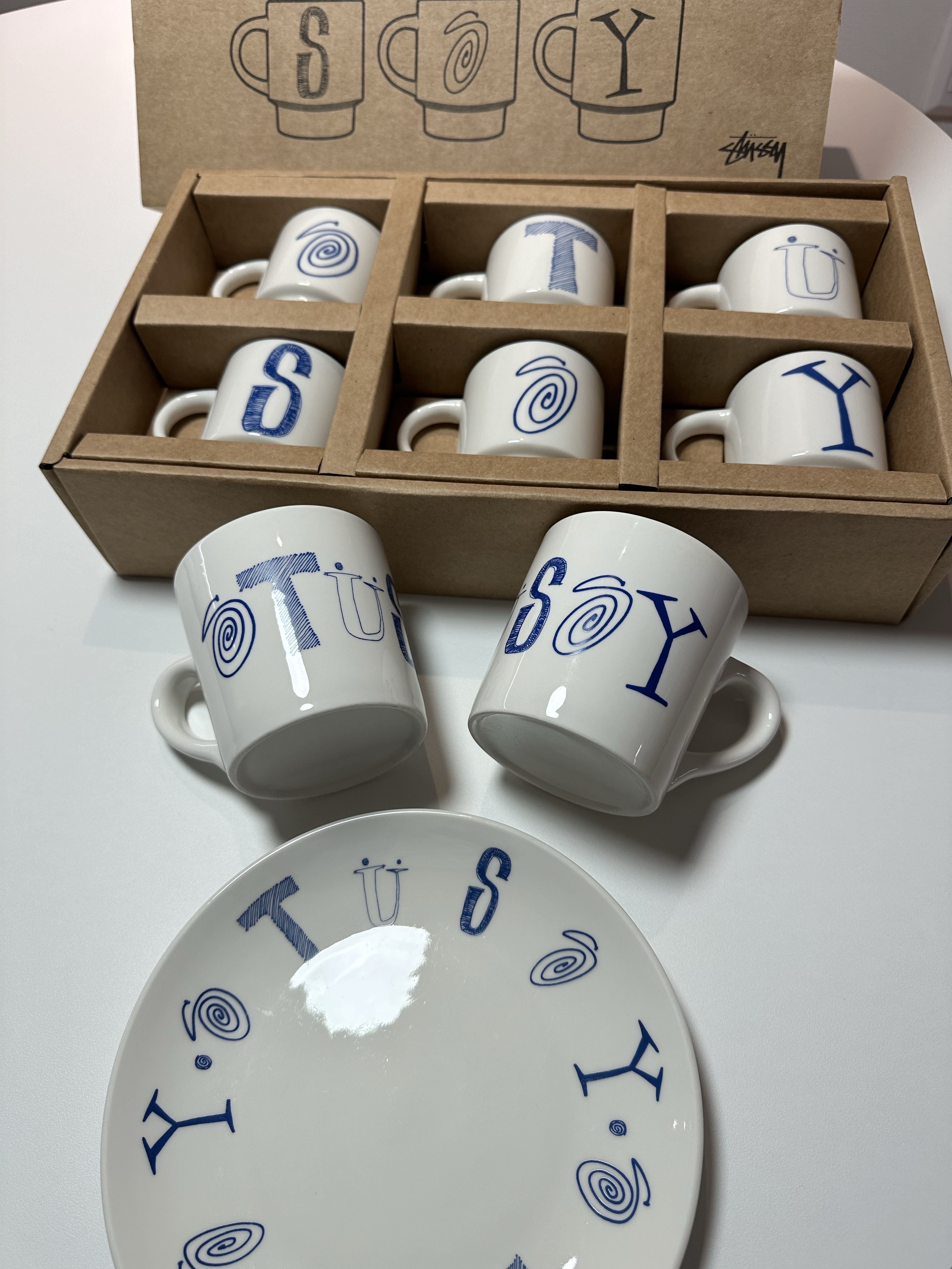 Stussy Ransom Mug White, Stussy Ransom Plate White 착용 스타일