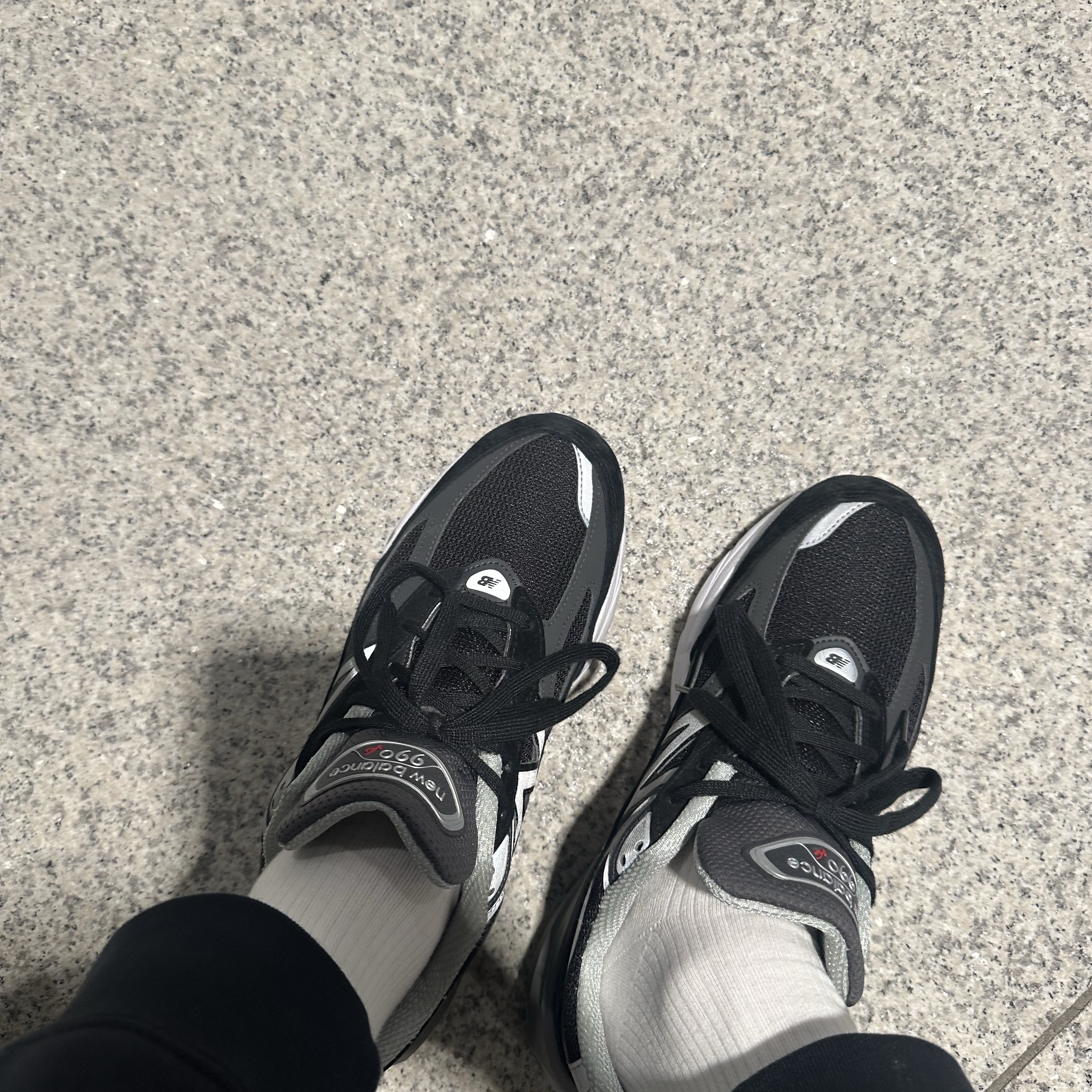 New Balance 990v6 Made in USA Black White 착용 스타일 - 1