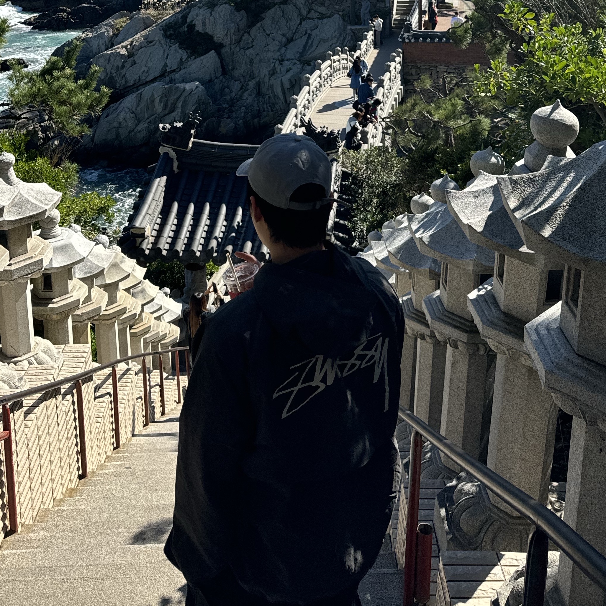 Stussy Wave Dye Beach Shell Jacket Black 착용 스타일