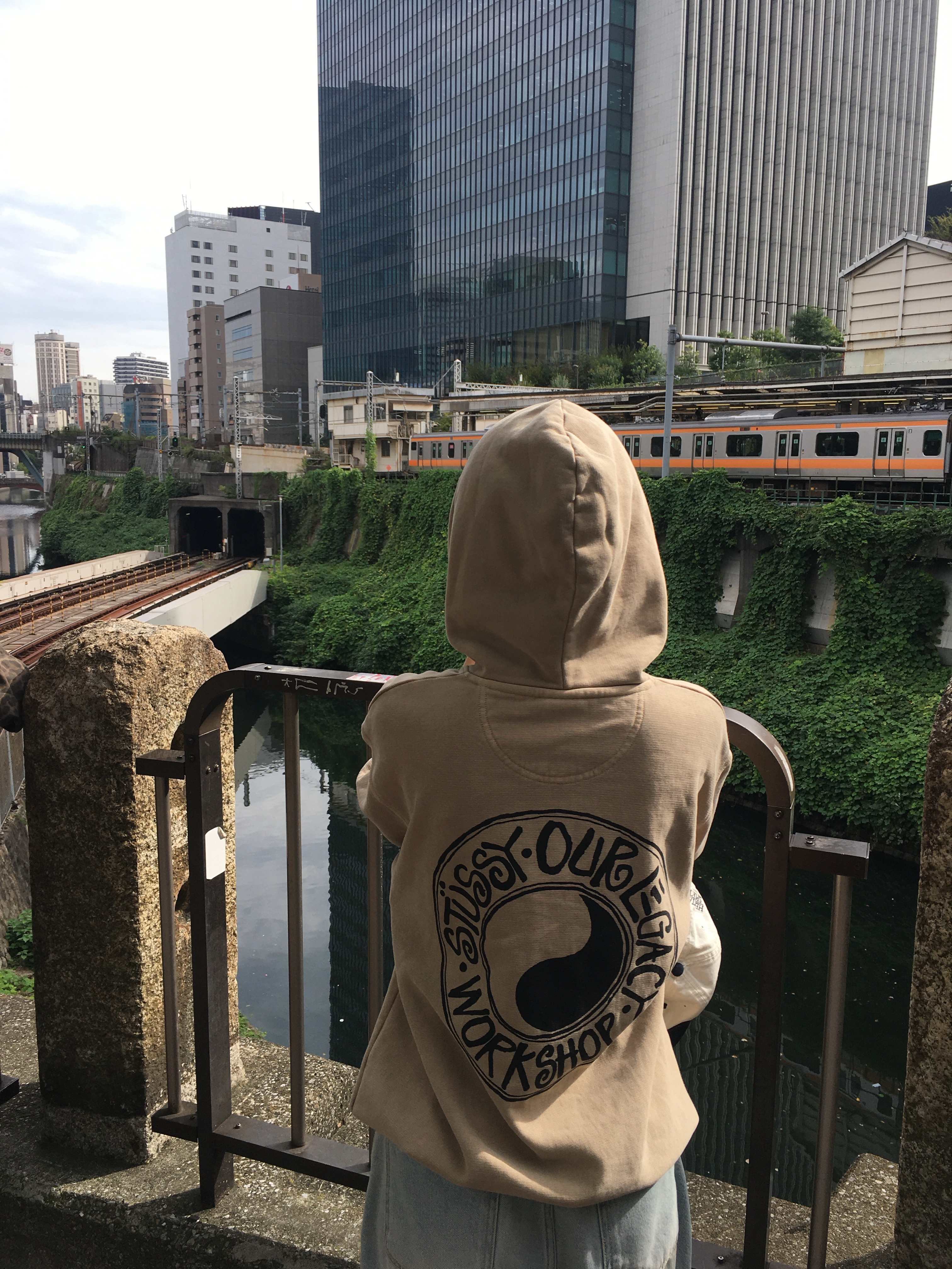 Stussy x Our Legacy Work Shop Pigment Dyed Buana Hoodie Taupe 착용 스타일 - 1