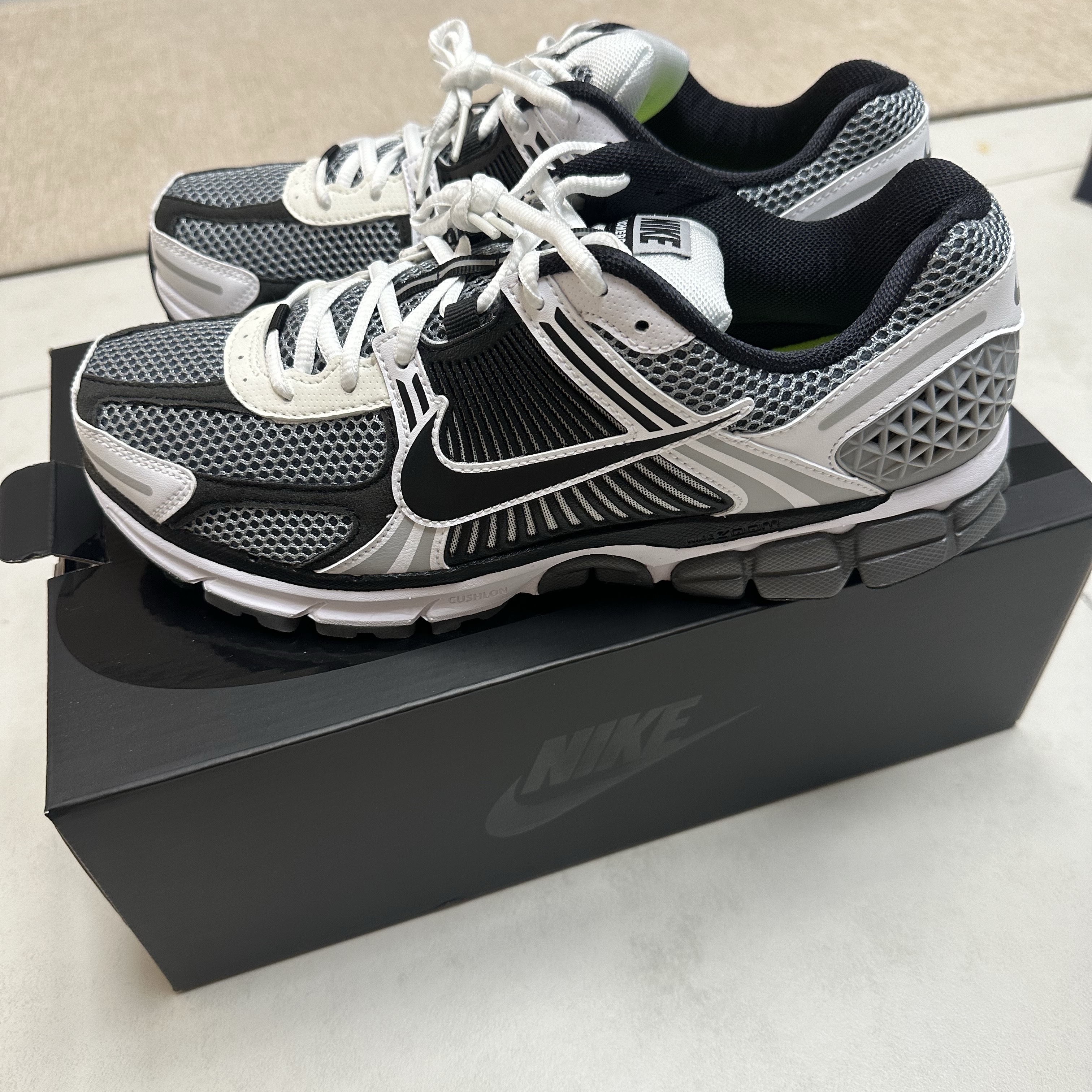 Nike Zoom Vomero 5 SE SP Dark Grey Black White 착용 스타일