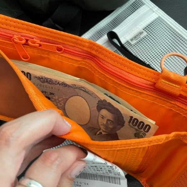 Porter Capsule Wallet Orange 착용 스타일 - 5