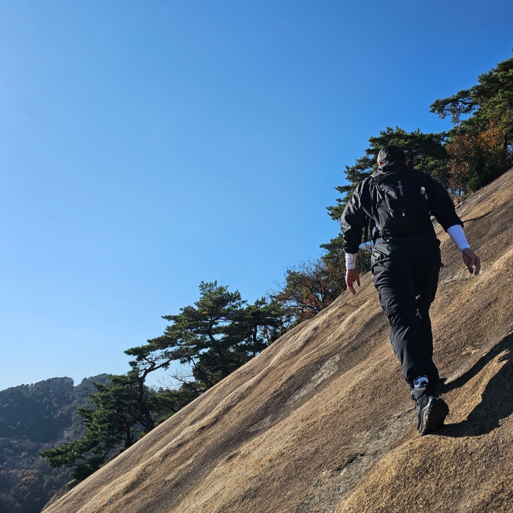 Hoka Kaha 2 Gore-Tex Black, Nike ACG Trail Cap Black 착용 스타일 - 2