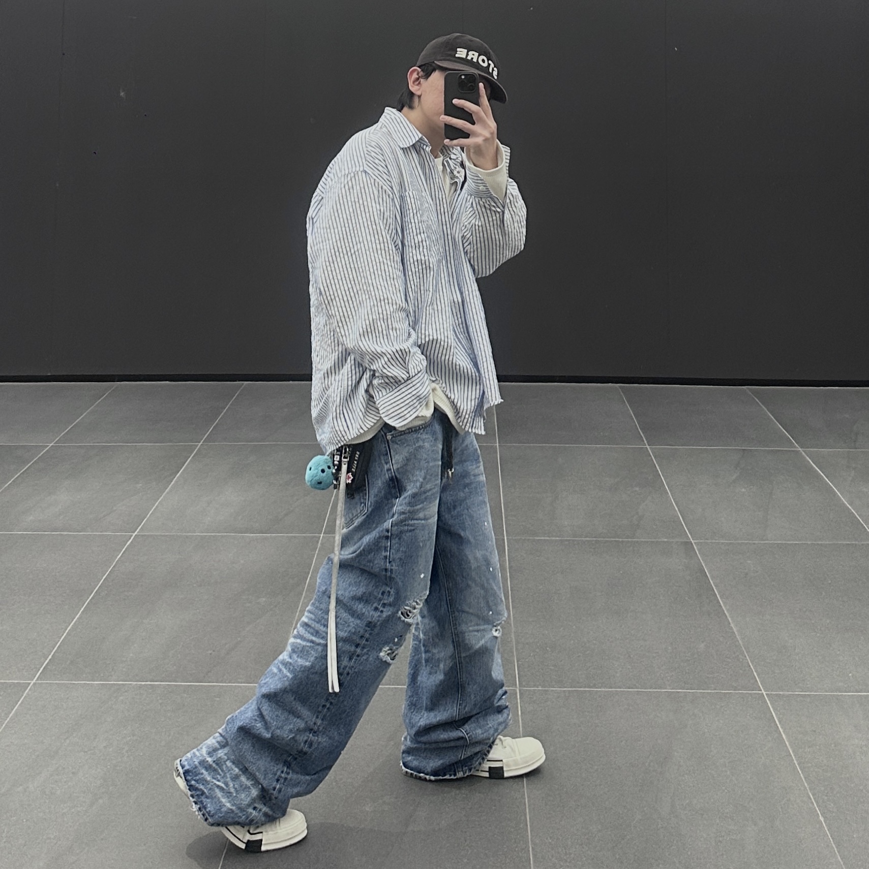 Converse x Drkshdw Drkstr Chuck 70 High Lily White, Our Legacy Borrowed BD Shirt White Blue Crinkled Stripe 착용 스타일 - 3