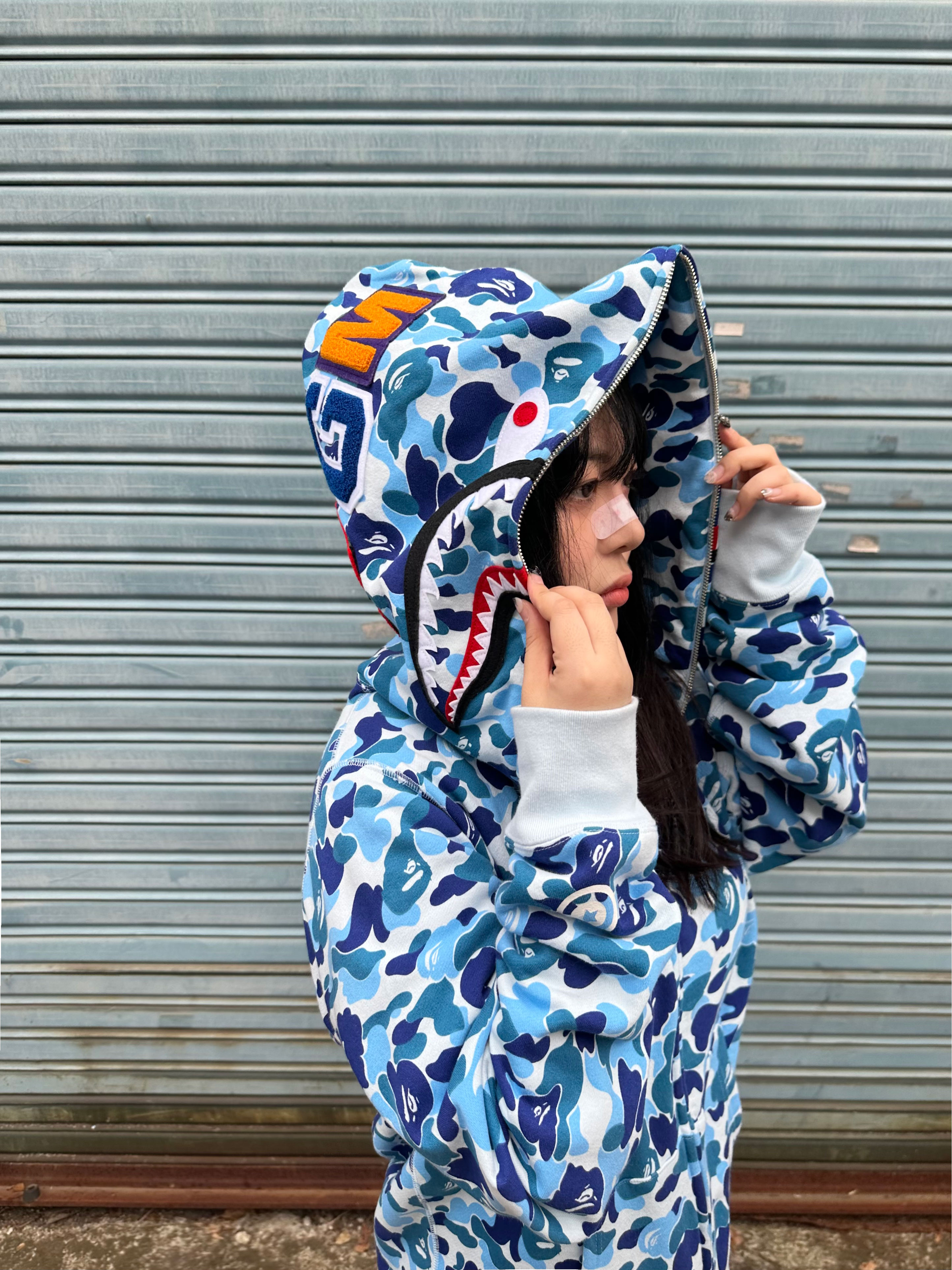BAPE ABC Camo Shark Full Zip Hoodie Blue 착용 스타일 - 4