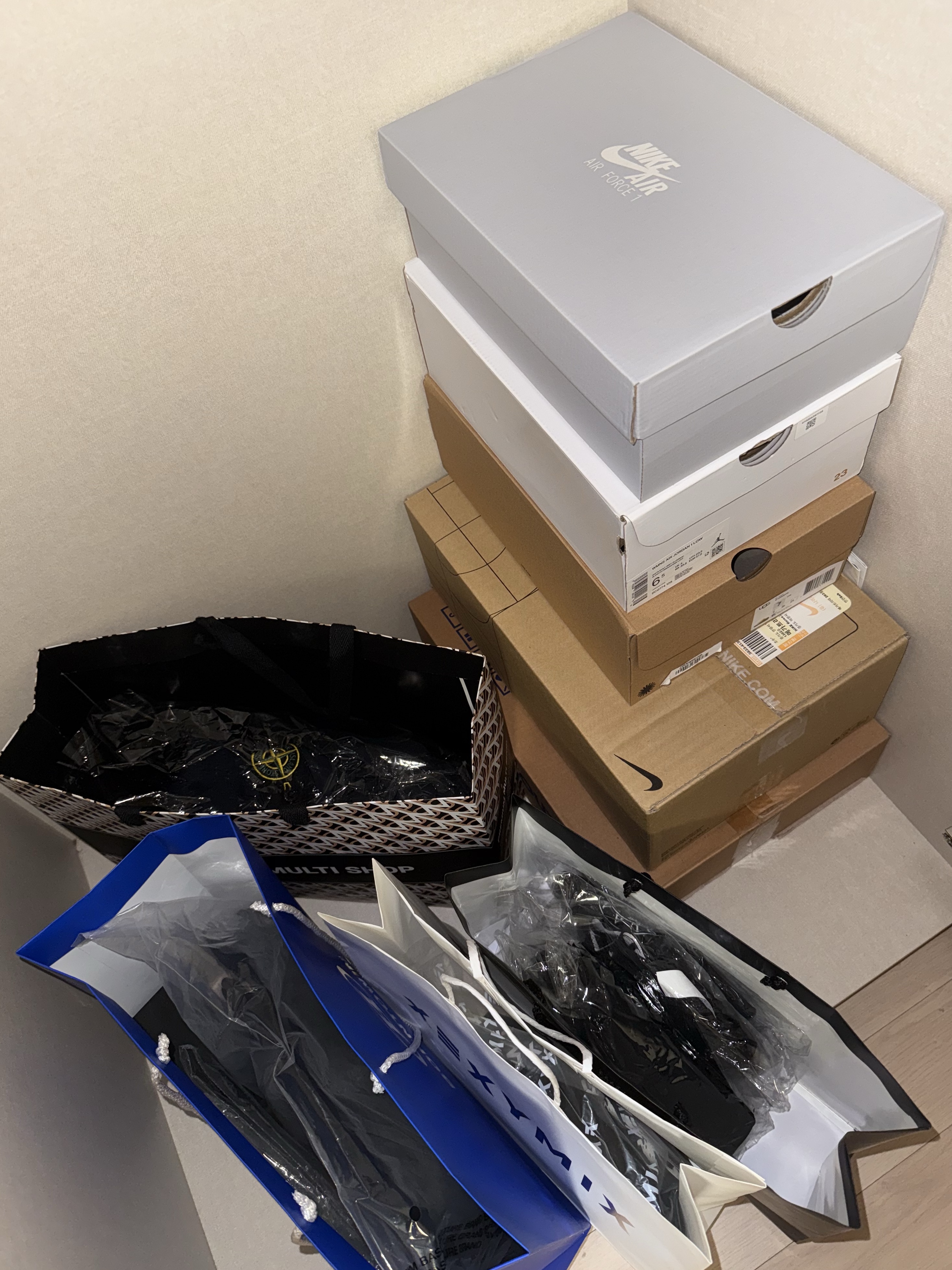 (W) Nike Air Force 1 '07 Low White, (W) Jordan 1 Low White Wolf Grey 착용 스타일