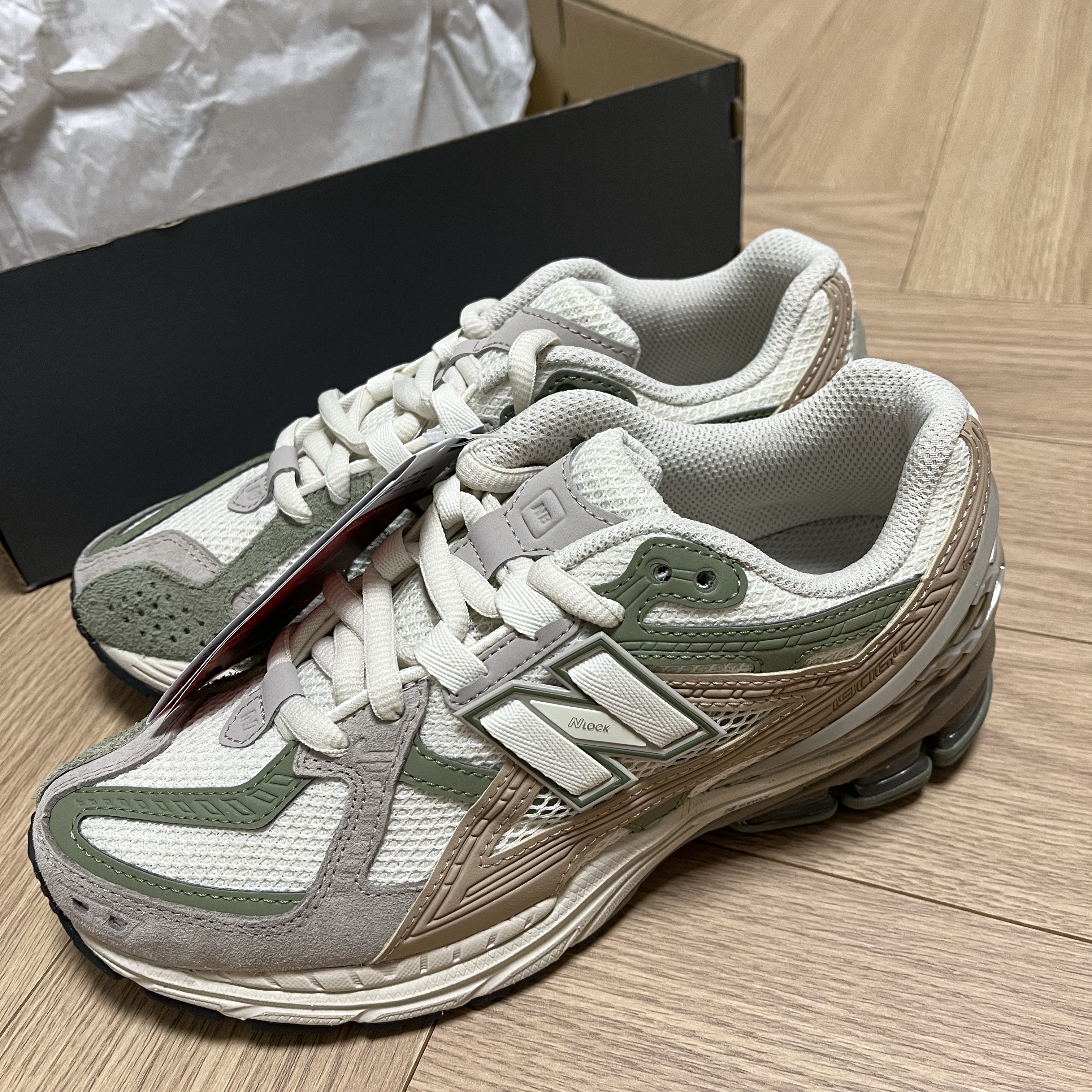 New Balance 1906U Linen Dark Olivine 착용 스타일 - 2
