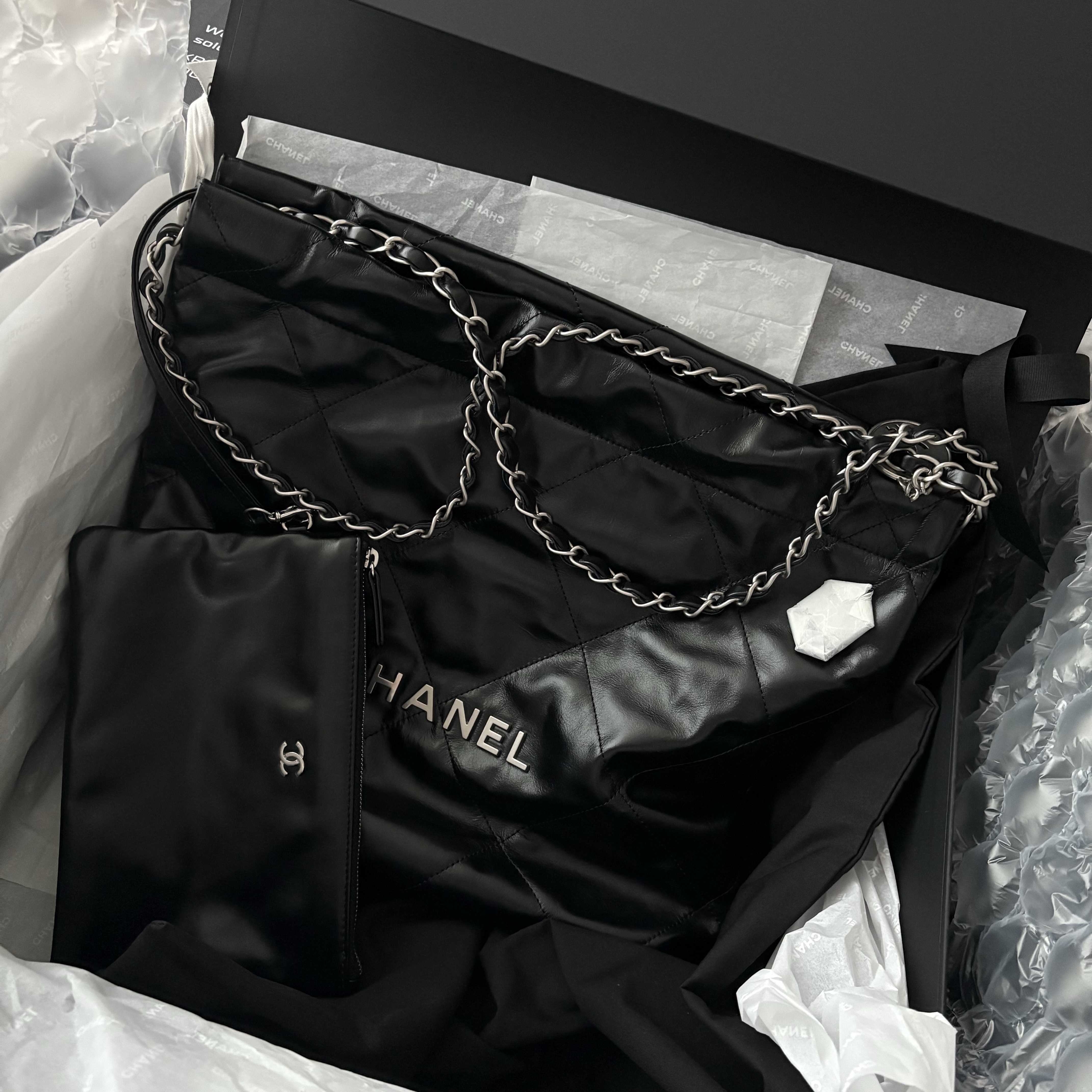 Chanel 22 Small Handbag Shiny Calfskin & Silver Black 착용 스타일