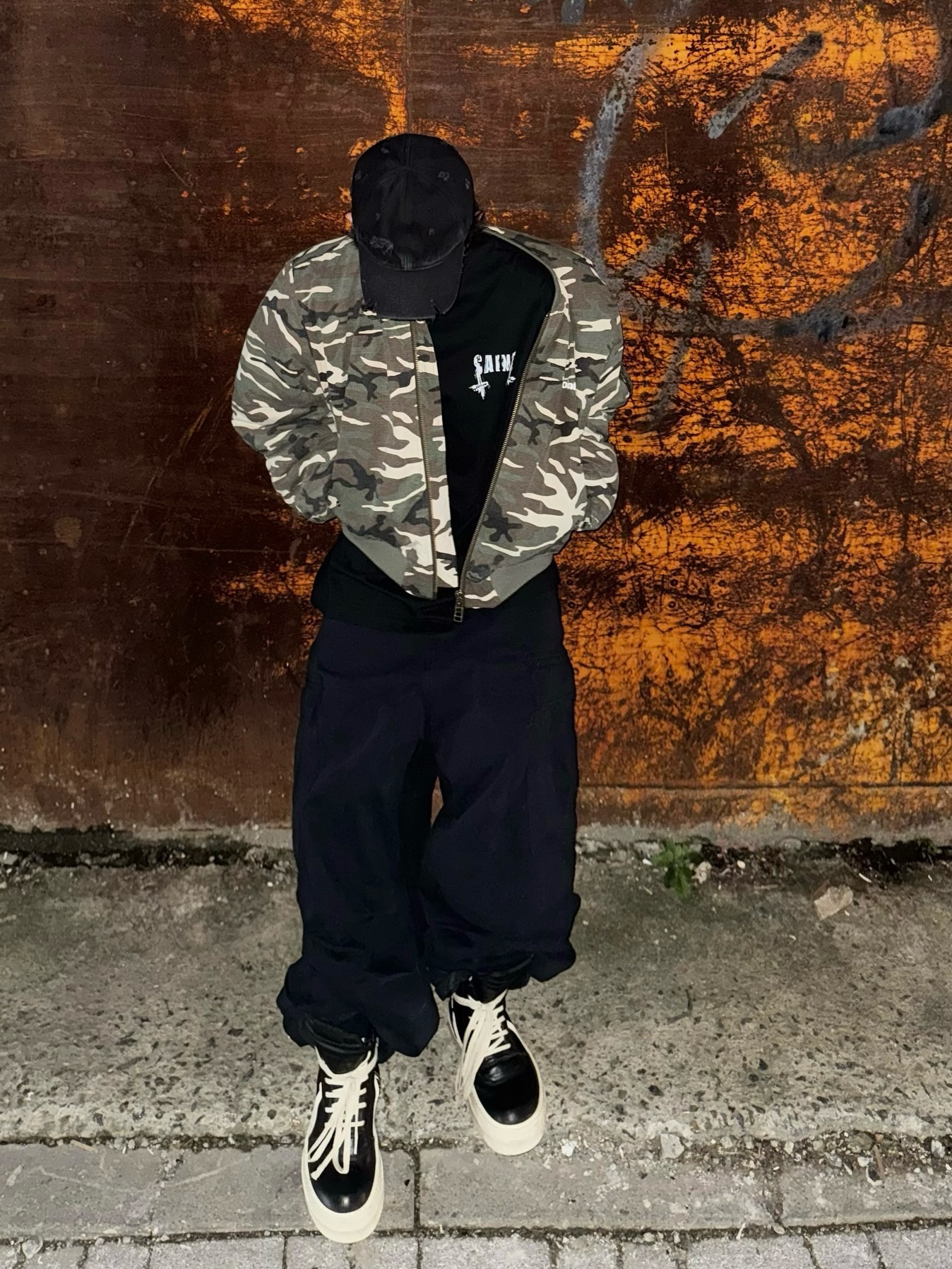 Awende Saint Black LS T-Shirt, Awende Messiah Camo Bomber Jacket 착용 스타일