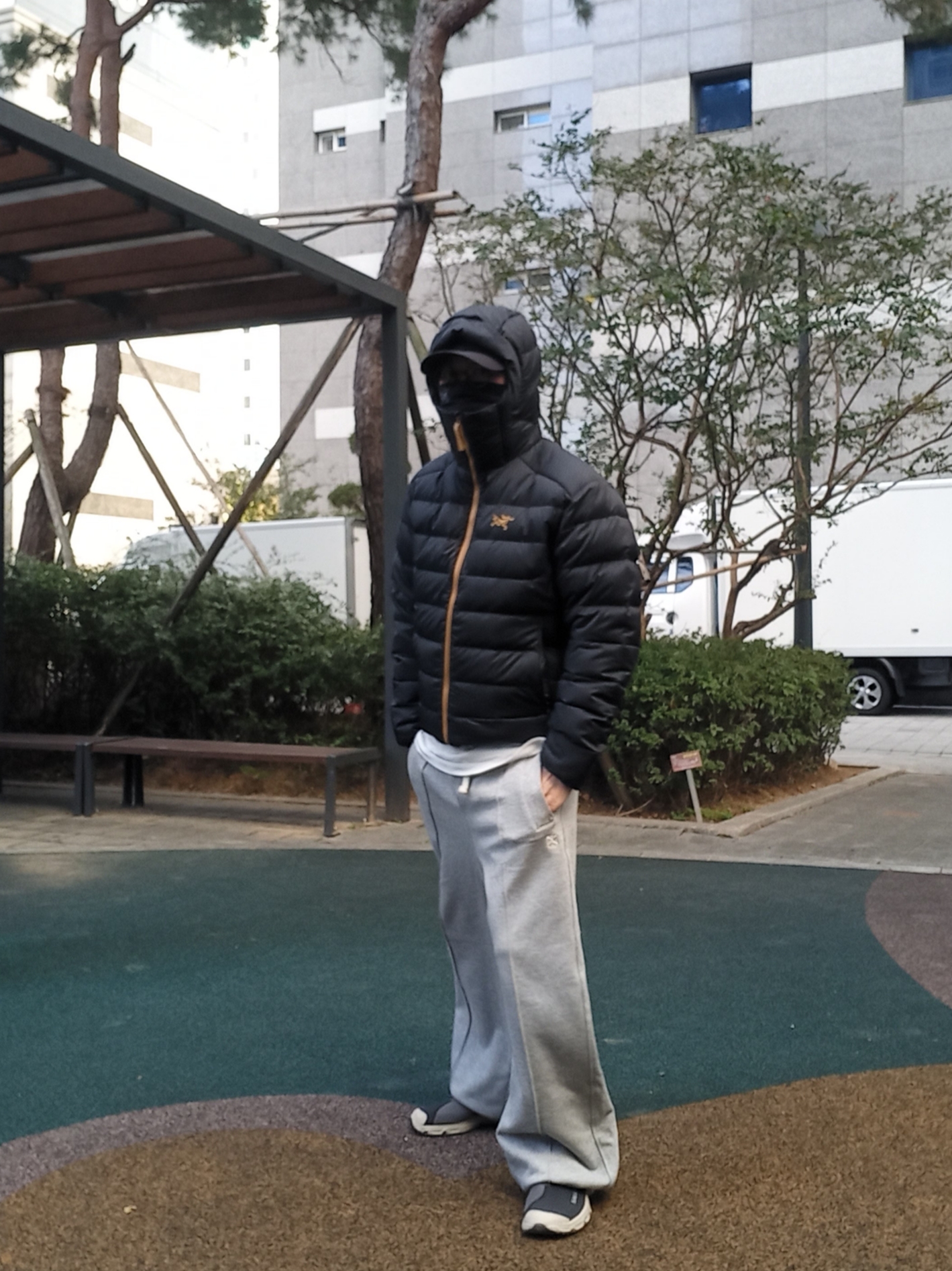 Arc'teryx Thorium Hoody Dark Magic, Arc'teryx Small Bird Cap Black 착용 스타일 - 6