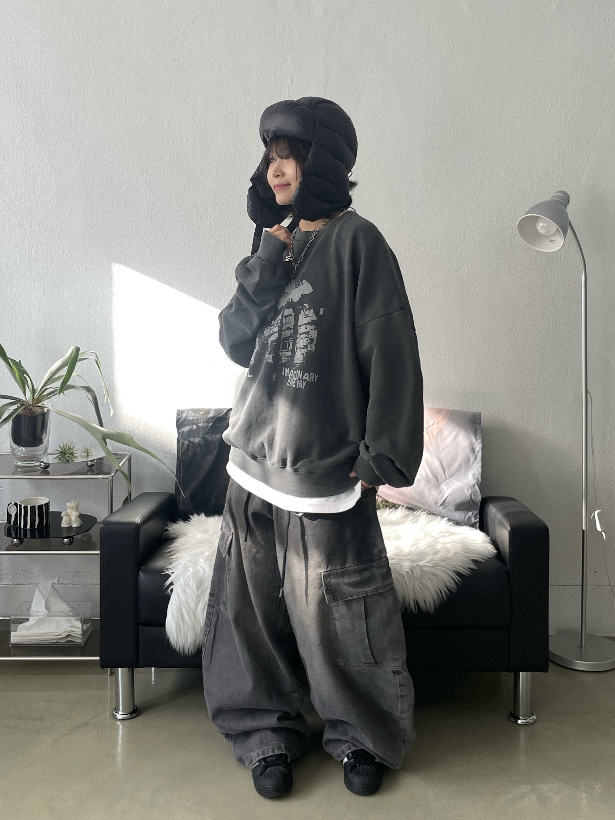 Adidas Superstar Core Black White, Stussy Surfman Keychain Silver 착용 스타일 - 3
