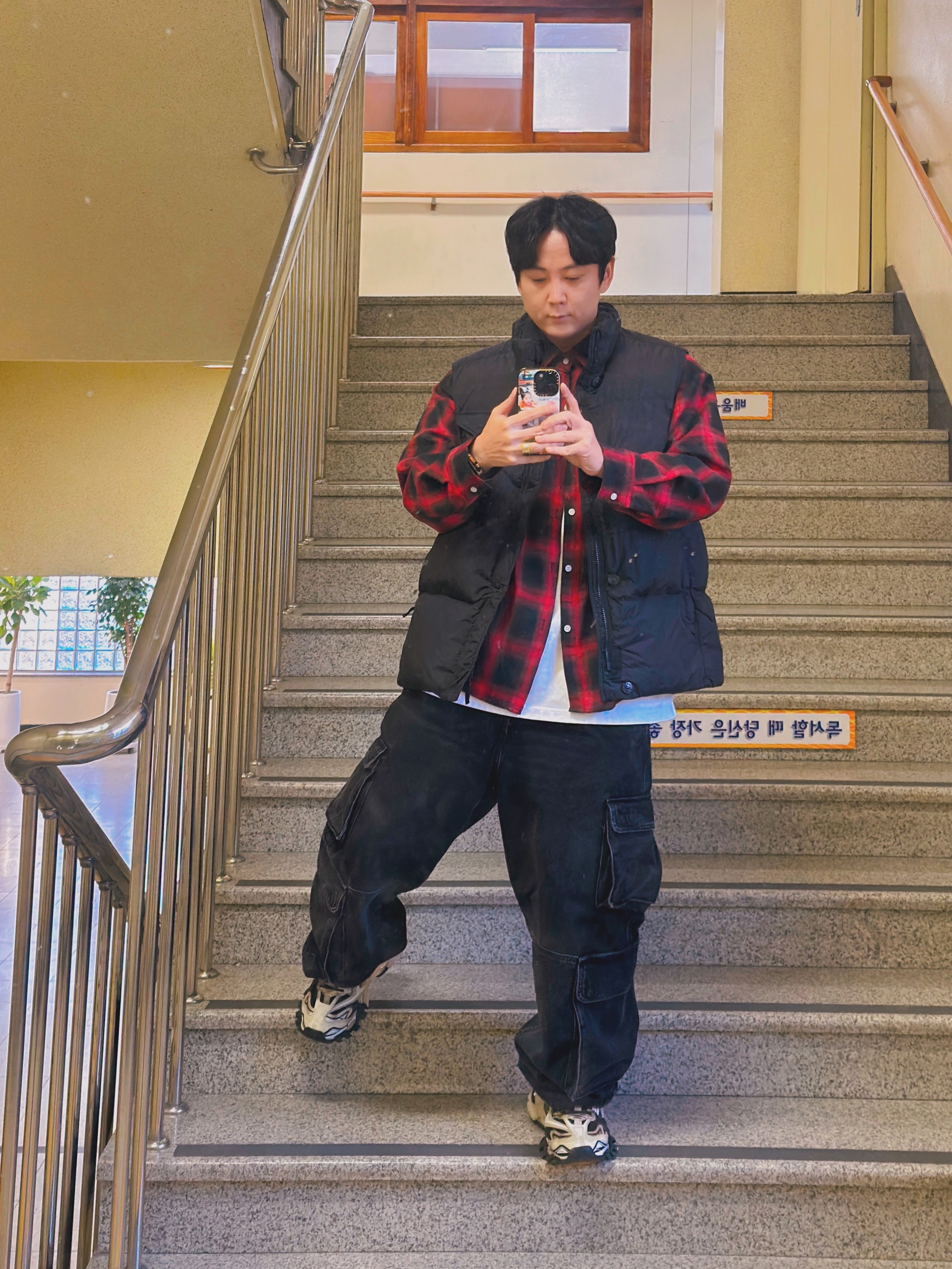 Stone Island G0223 Crinkle Reps R-NY Down Vest with Anti Drop Black - 24FW, Balenciaga Track.2 Sneakers Beige Black 착용 스타일