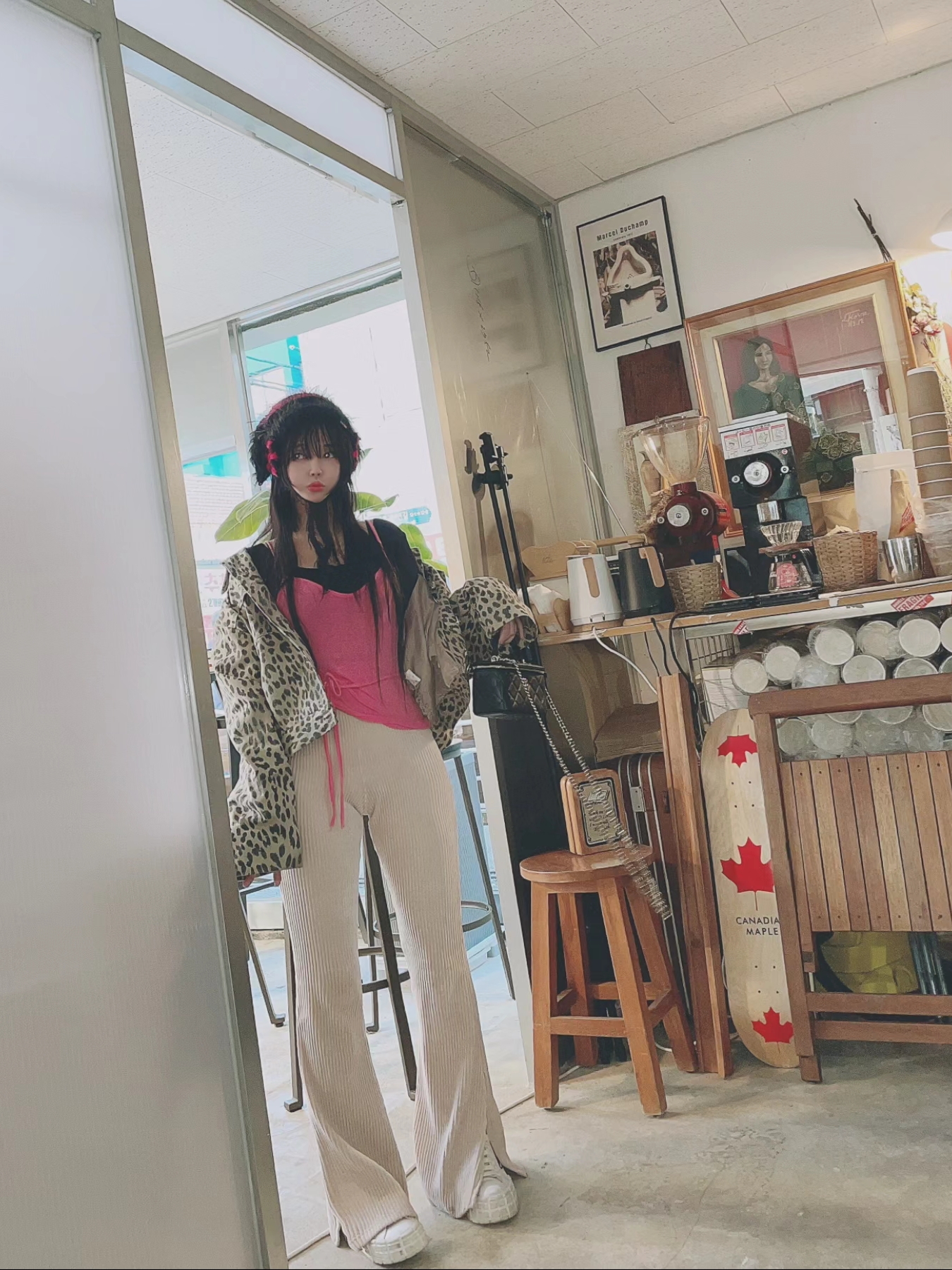 (W) Prada Double Wheel Nylon Gabardine Sneakers White, Chanel Vanity With Chain Lambskin & Gold Black (Inside Mirror) 착용 스타일 - 1