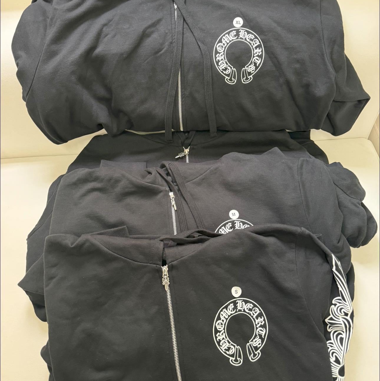 Chrome Hearts Horseshoe Floral Fuck You Logo Fleece Zip-Up Hoodie Black 착용 스타일