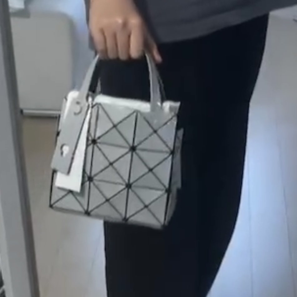Bao Bao Issey Miyake Carat Handbag Gray 착용 스타일