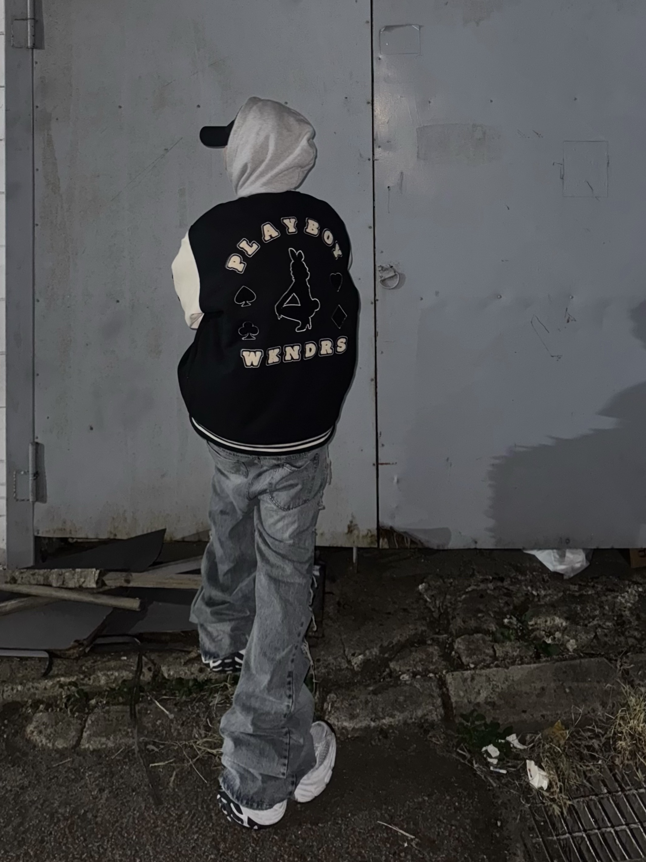 OMO Distressed Flared Jean Blue, Balenciaga 10XL Sneakers White Grey Silver Black 착용 스타일 - 2
