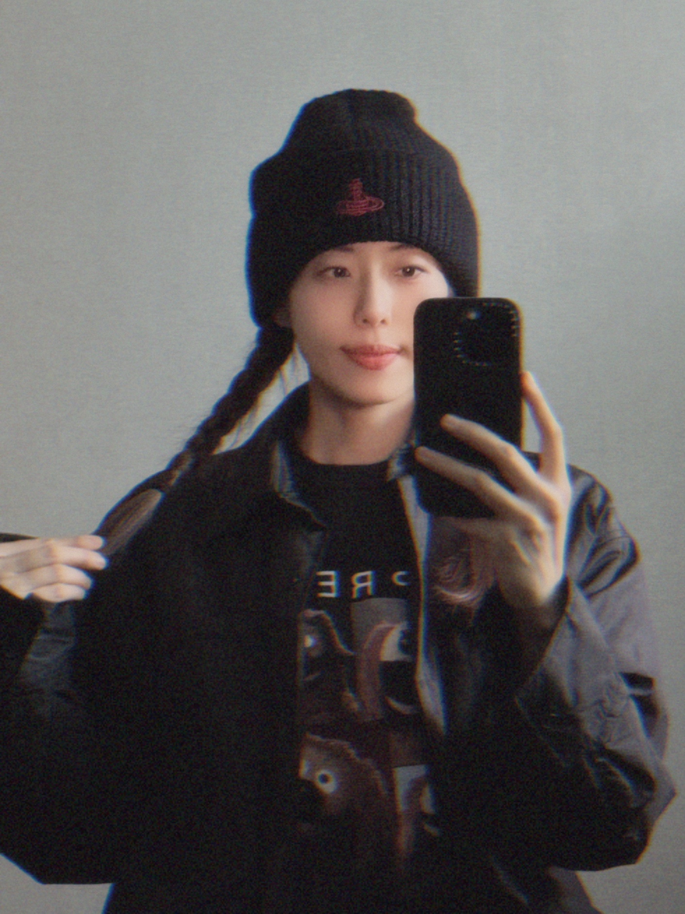 Vivienne Westwood Sporty Beanie Black, Supreme Rowlf T-Shirt Black - 24SS 착용 스타일 - 2