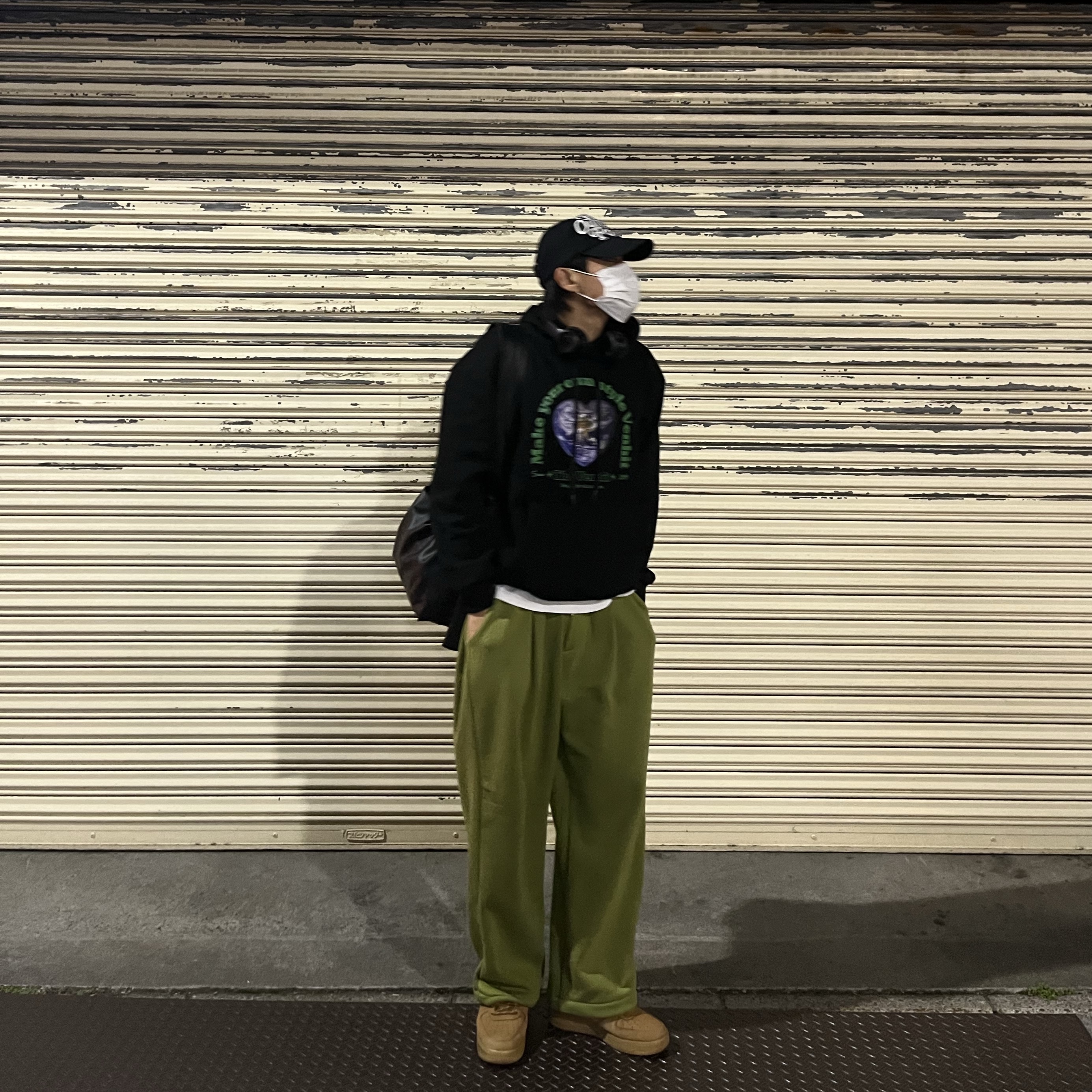 Nike Air Force 1 '07 WB Flax, Beats Solo3 Wireless On Ear Headphone Black (Korean Ver.) 착용 스타일 - 1
