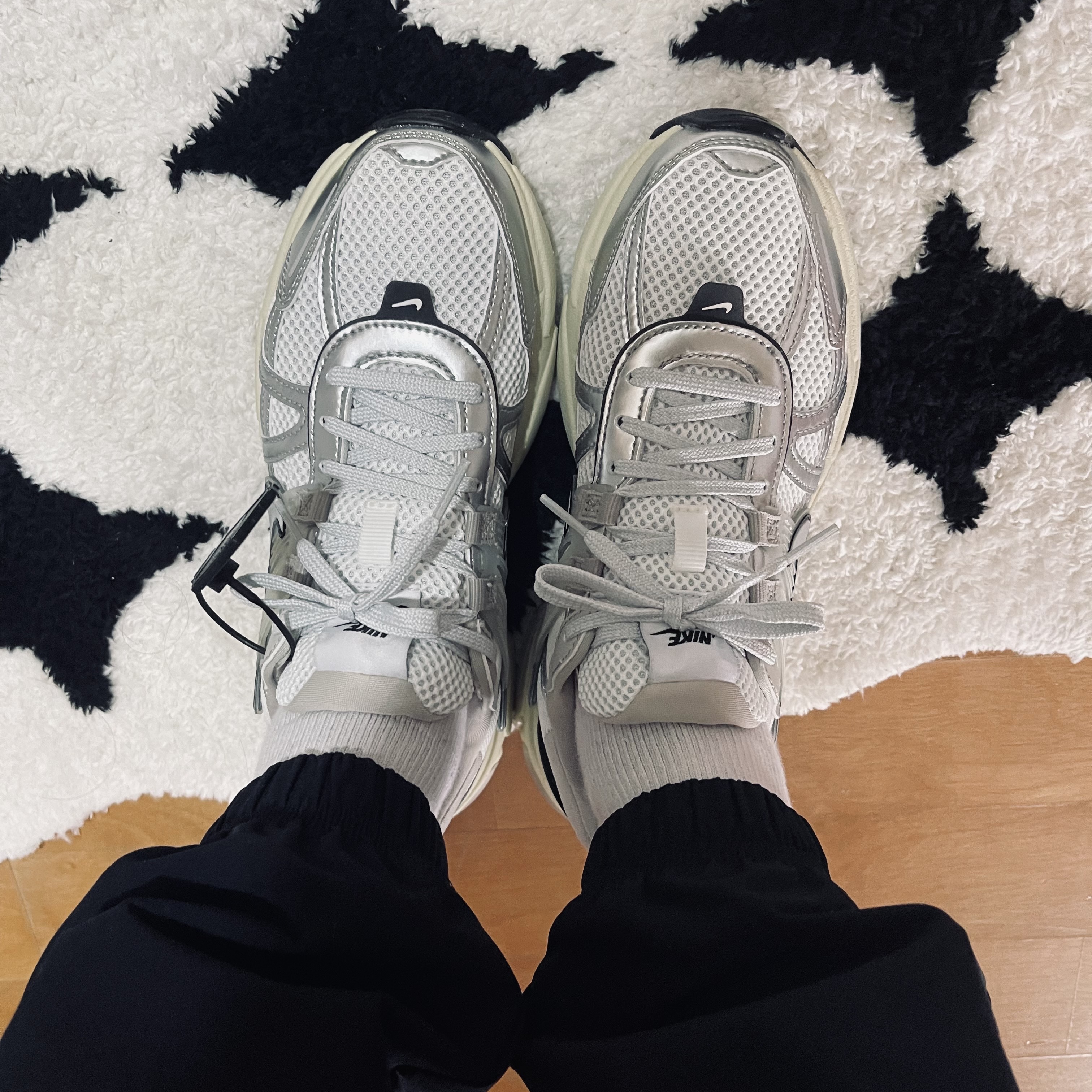Nike V2K Run Summit White Metallic Silver 착용 스타일