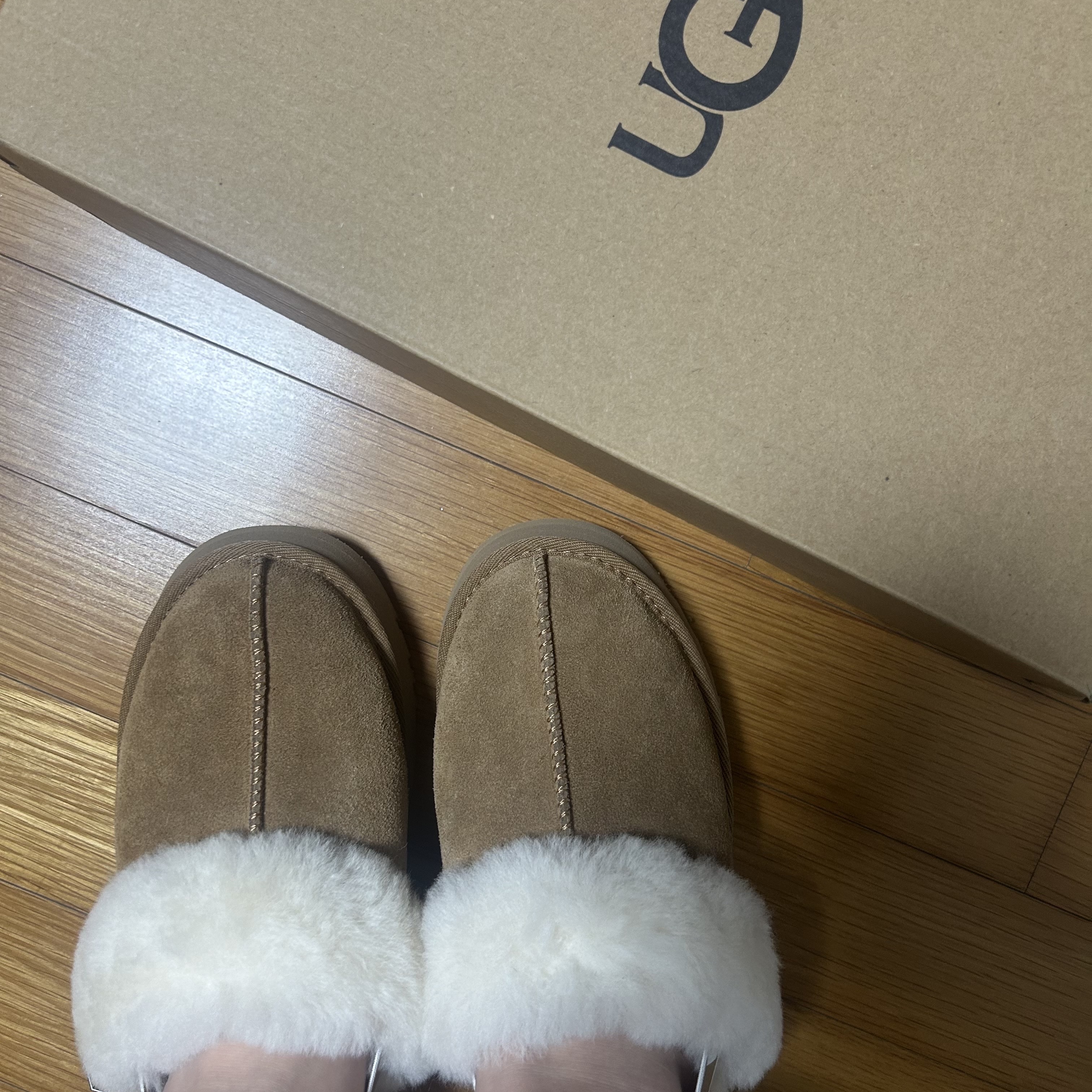 (Kids) UGG Funkette Slides Chestnut 착용 스타일