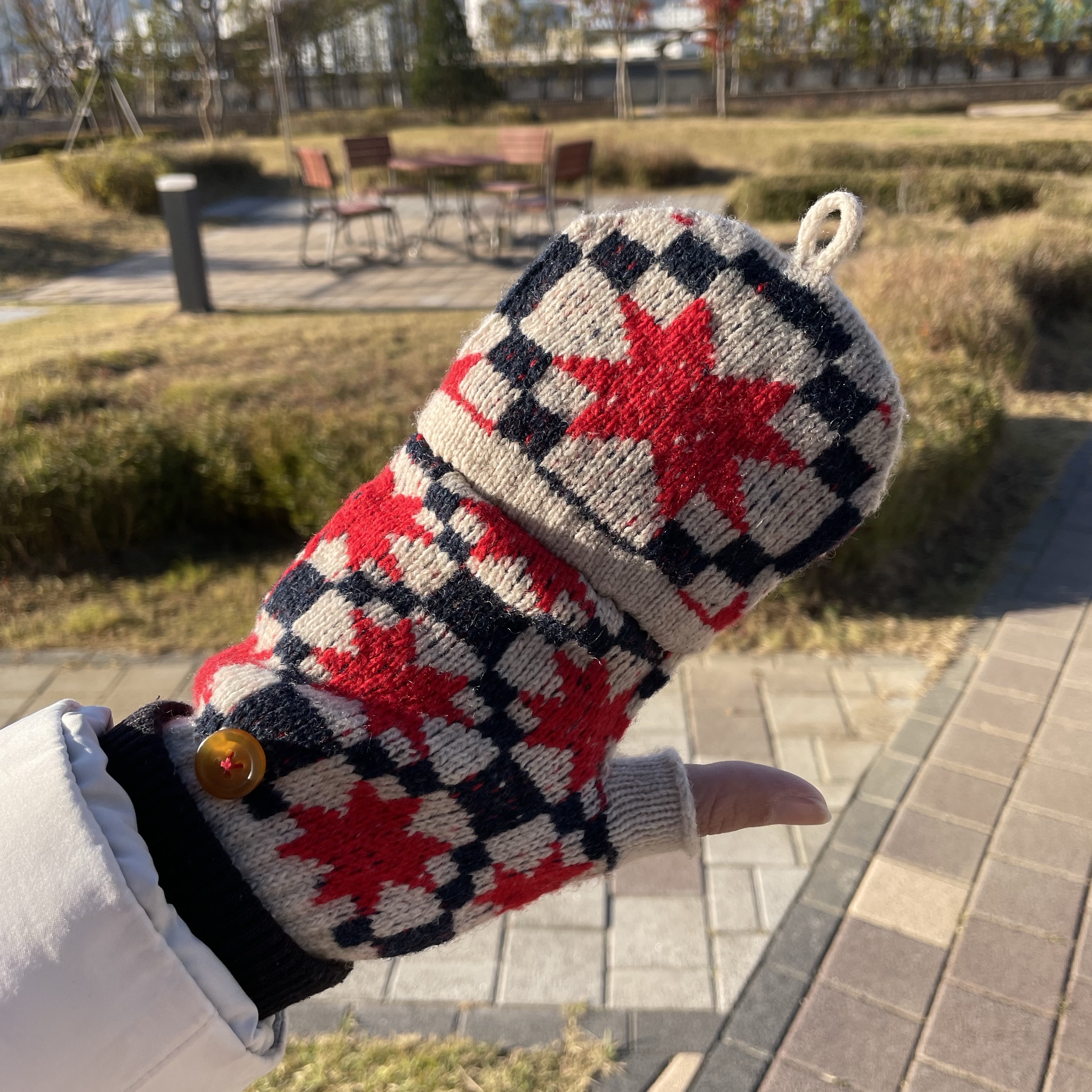 (W) Vivienne Westwood Orb Logo Mitten Cover Gloves Beige 착용 스타일 - 4