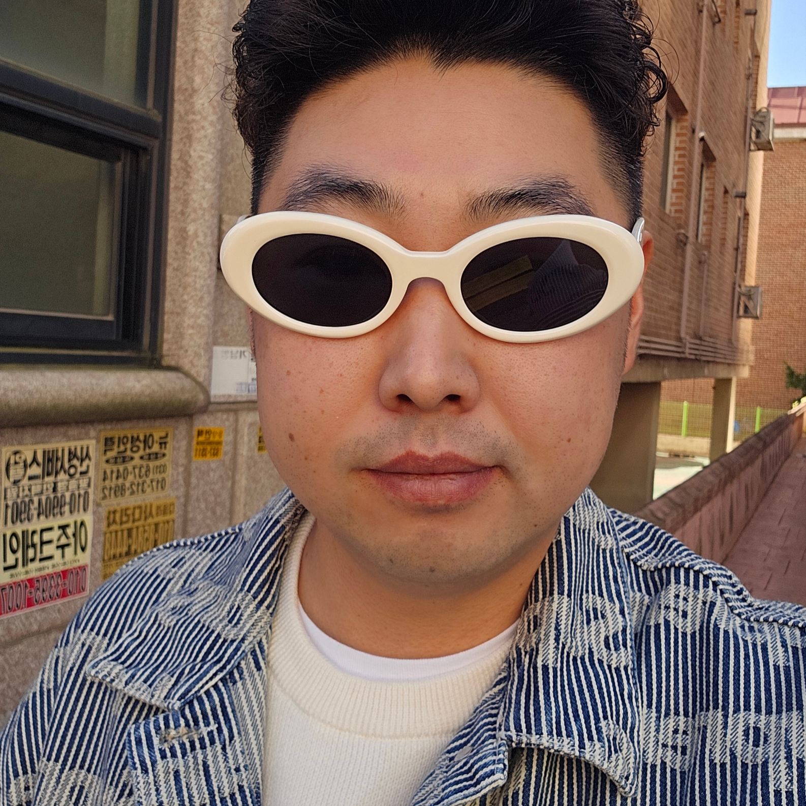 Supreme Denim Chore Trucker Jacket Stripe - 24SS, Supreme Hanes Tagless T-Shirt White (3 Pack) 착용 스타일 - 1
