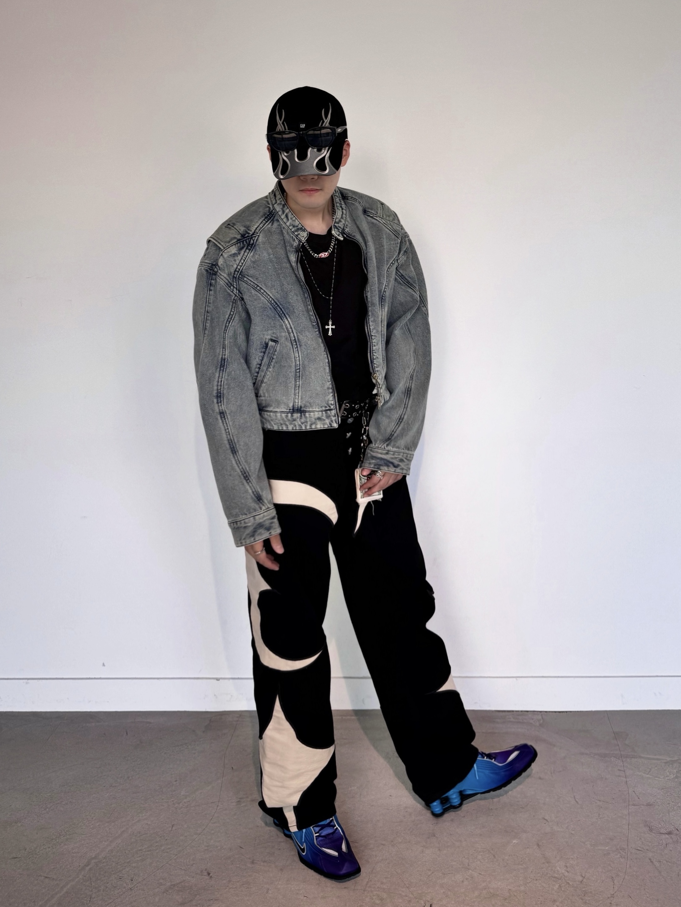 Yeezy Gap Engineered By Balenciaga Flame Cap Black, Vacant Archive Blenheim Double Stud Belt Black 착용 스타일 - 4