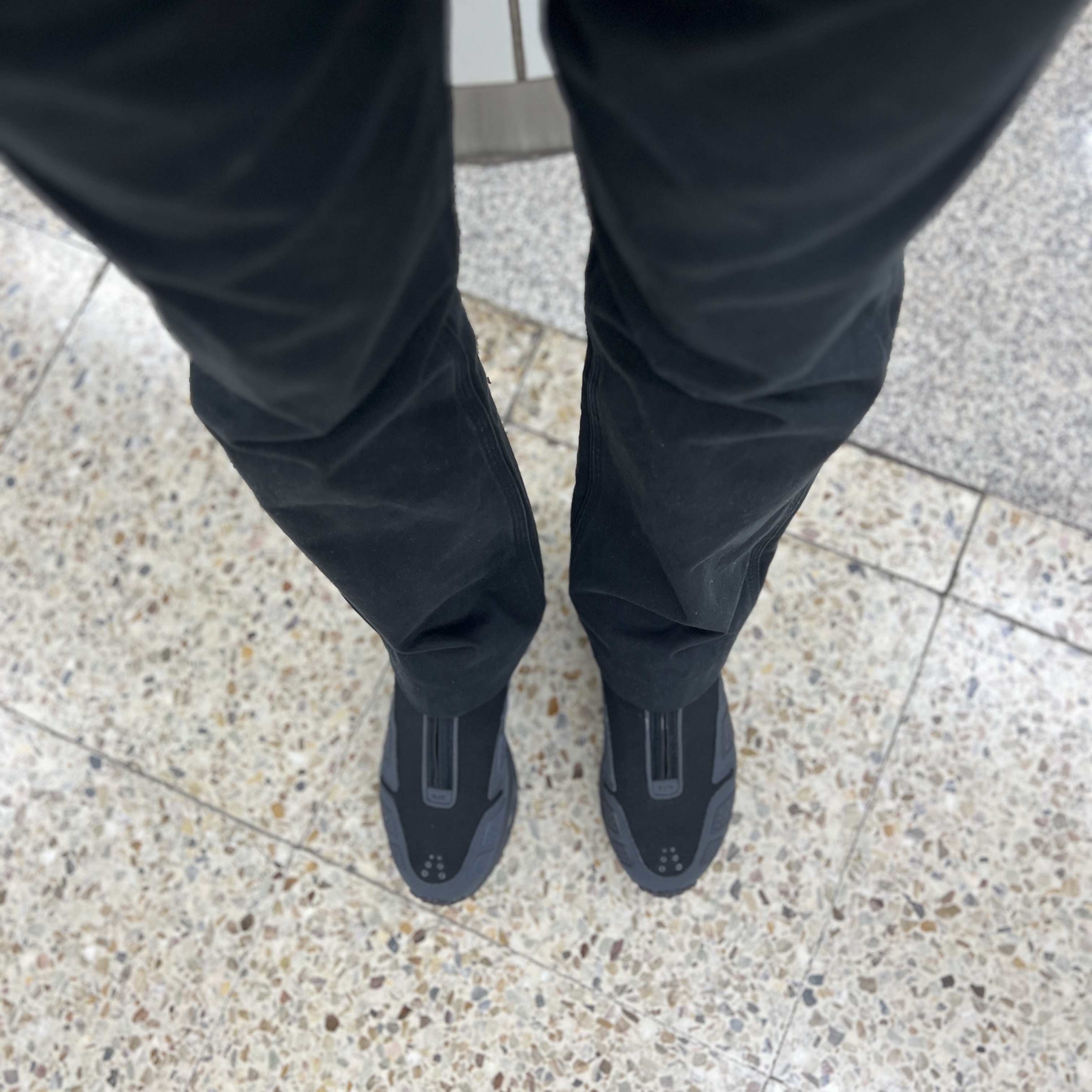 (W) Nike Air Max SNDR Gore-Tex Black and Dark Smoke Grey 착용 스타일