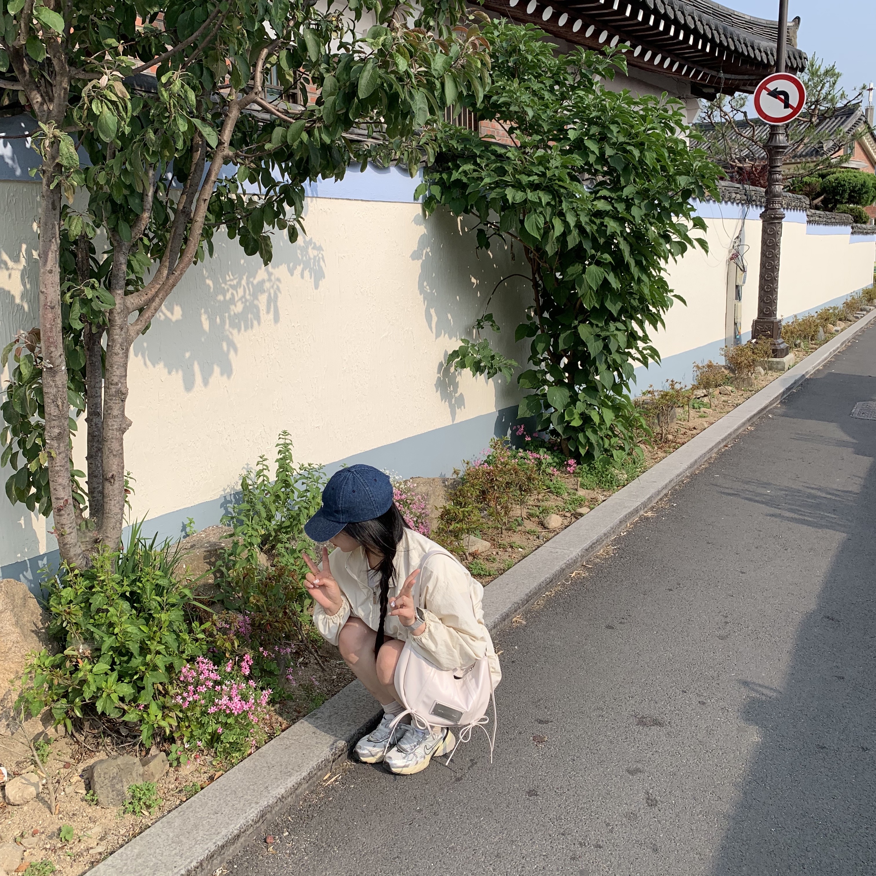 Matin Kim Half Shirring Ribbon Round Bag Ivory, Nike V2K Run Summit White Metallic Silver 착용 스타일 - 1