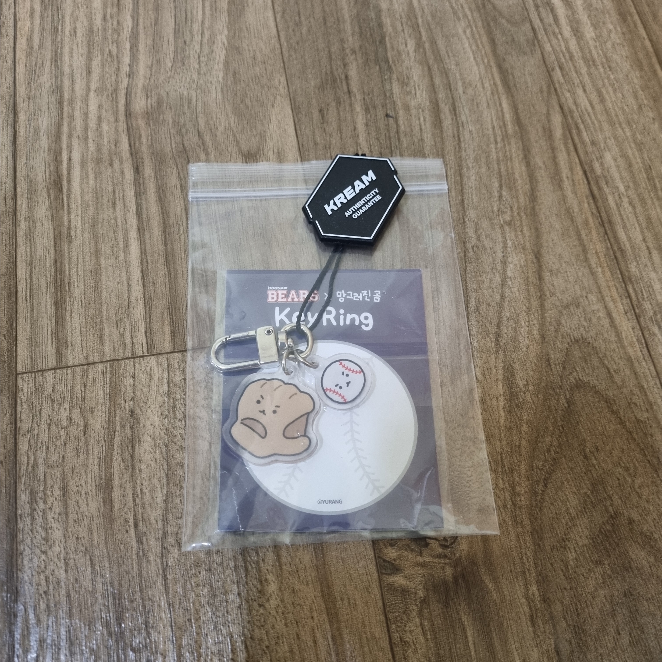 Doosan Bears x Manggom Acrylic Keyring 착용 스타일 - 3