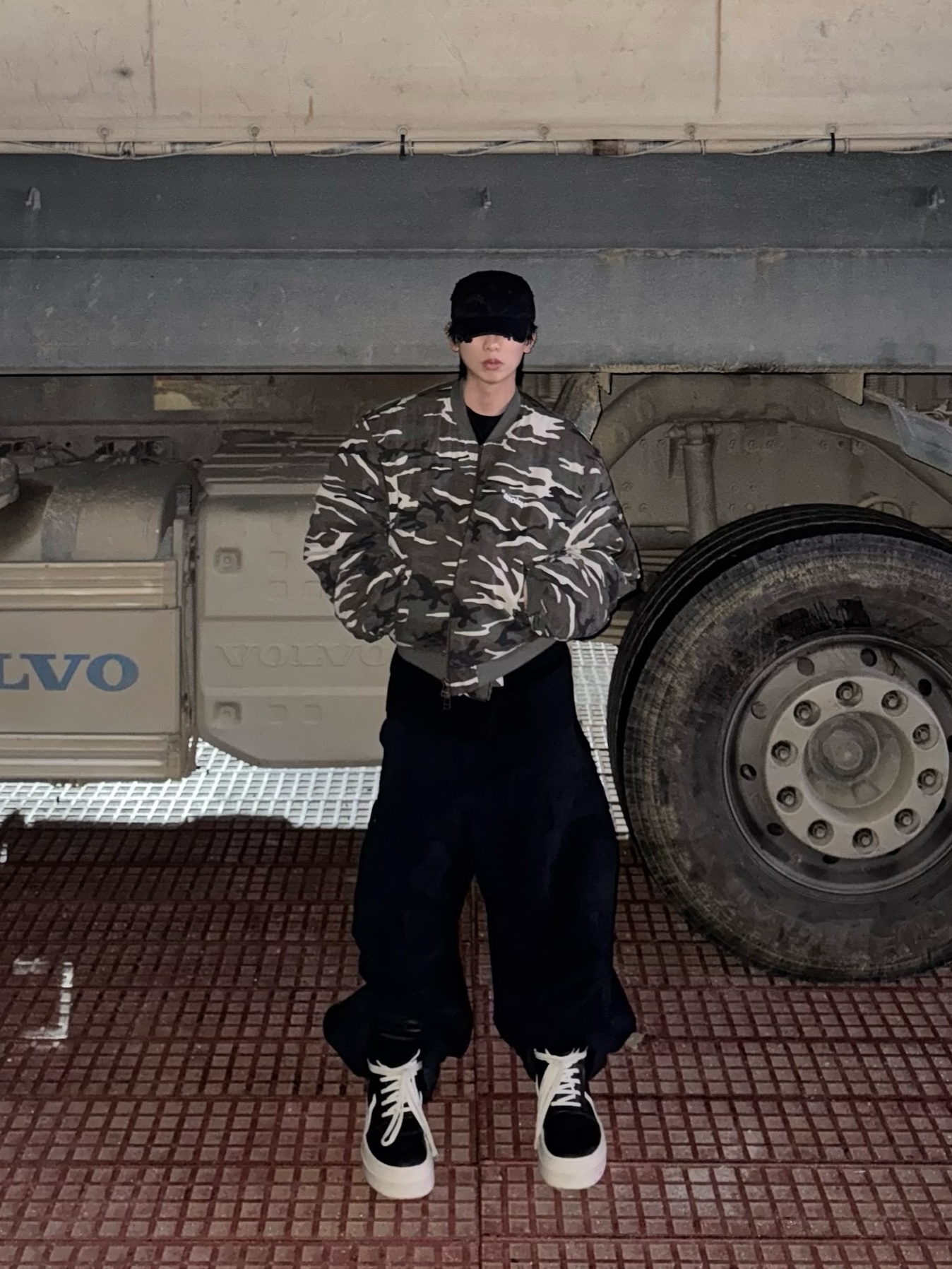 Awende Messiah Camo Bomber Jacket 착용 스타일