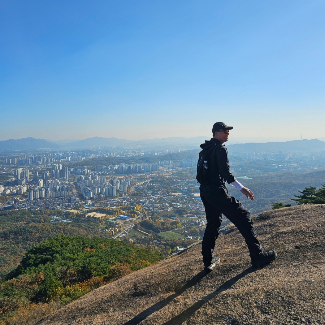 Hoka Kaha 2 Gore-Tex Black, Nike ACG Trail Cap Black 착용 스타일 - 3
