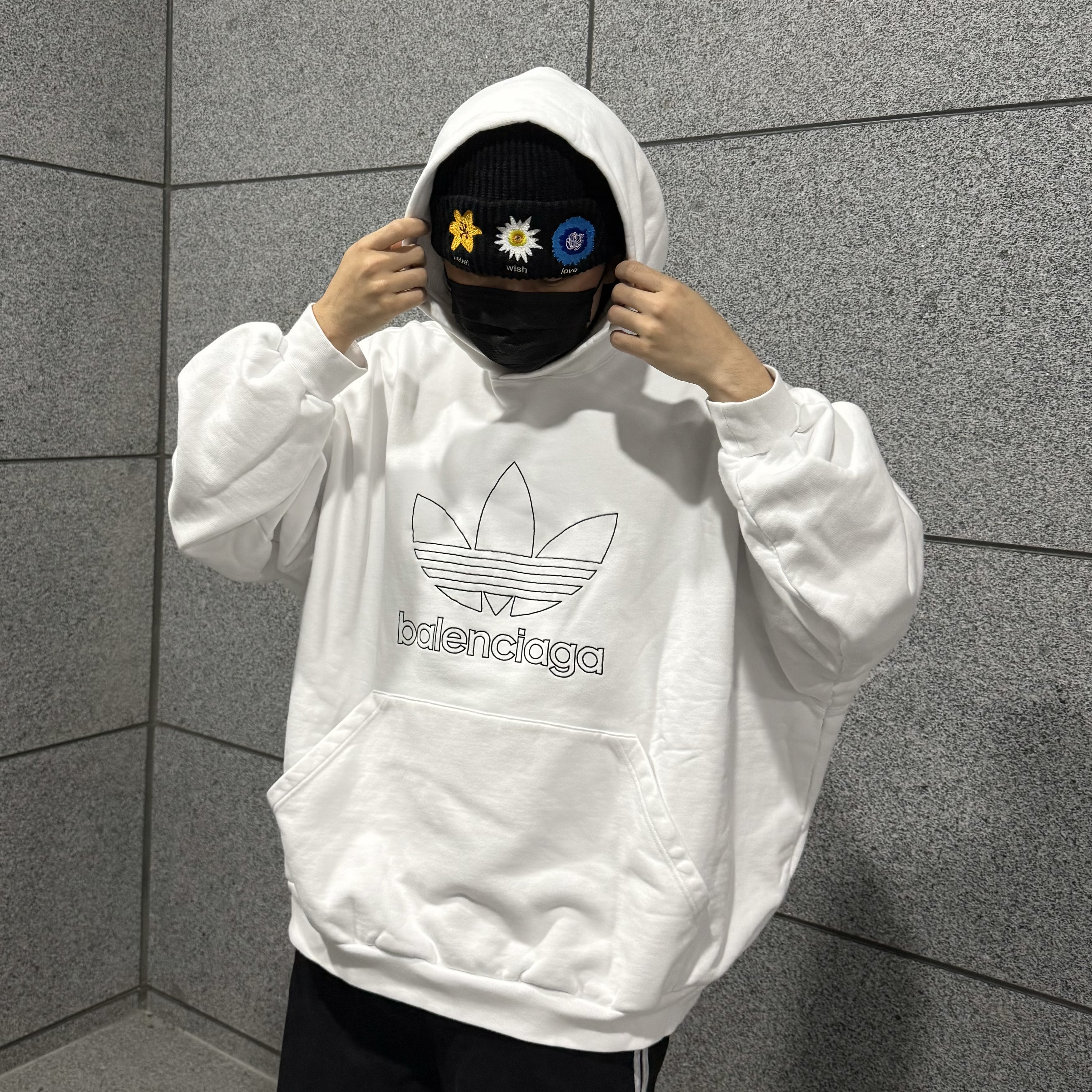 Balenciaga x Adidas Hoodie Large Fit White 착용 스타일 - 1