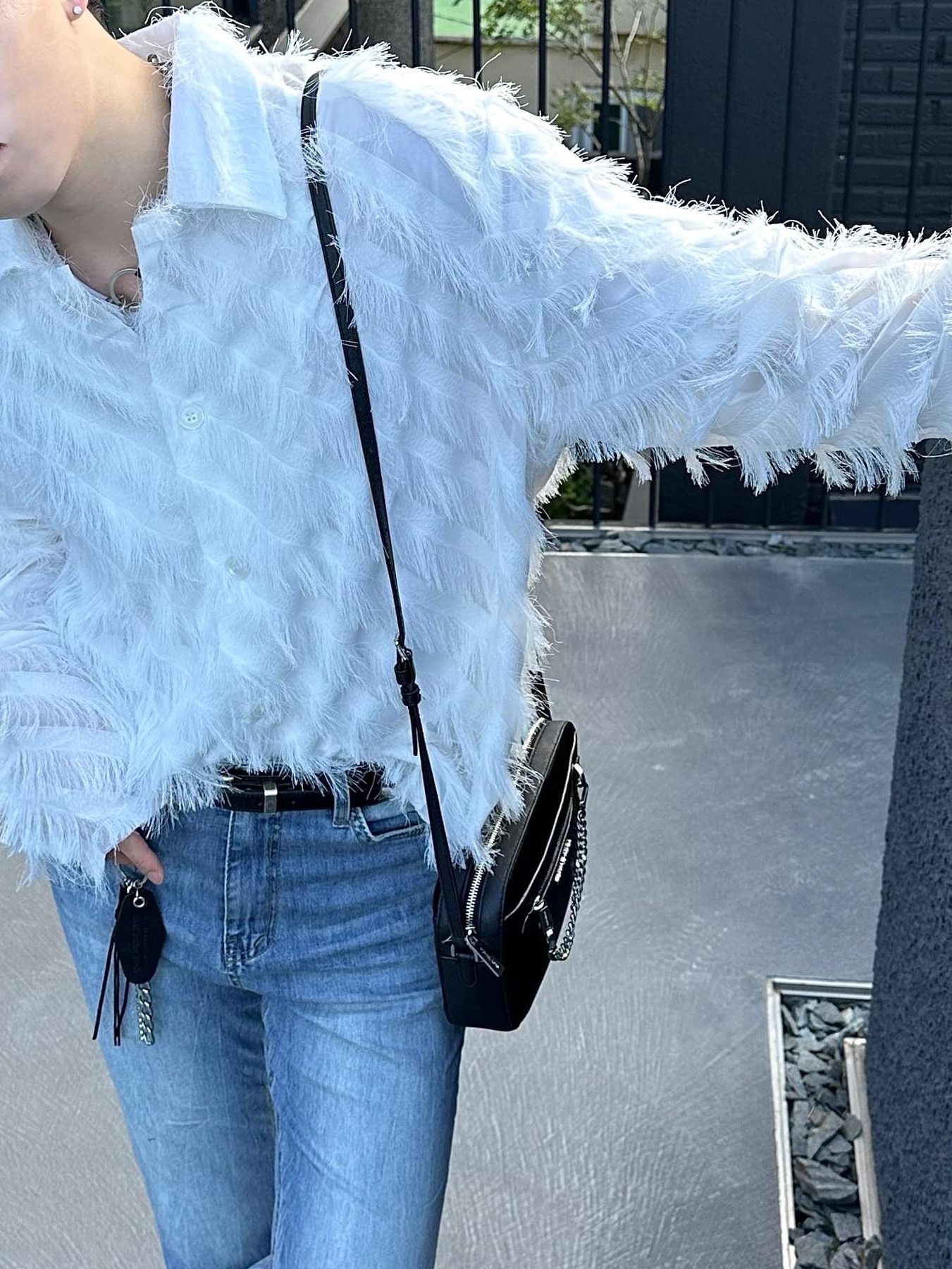 Michael Kors Jet Set Large Saffiano Leather Crossbody Bag Black, Our Legacy Ladon Brass Keychain Matte Nickel 착용 스타일 - 4