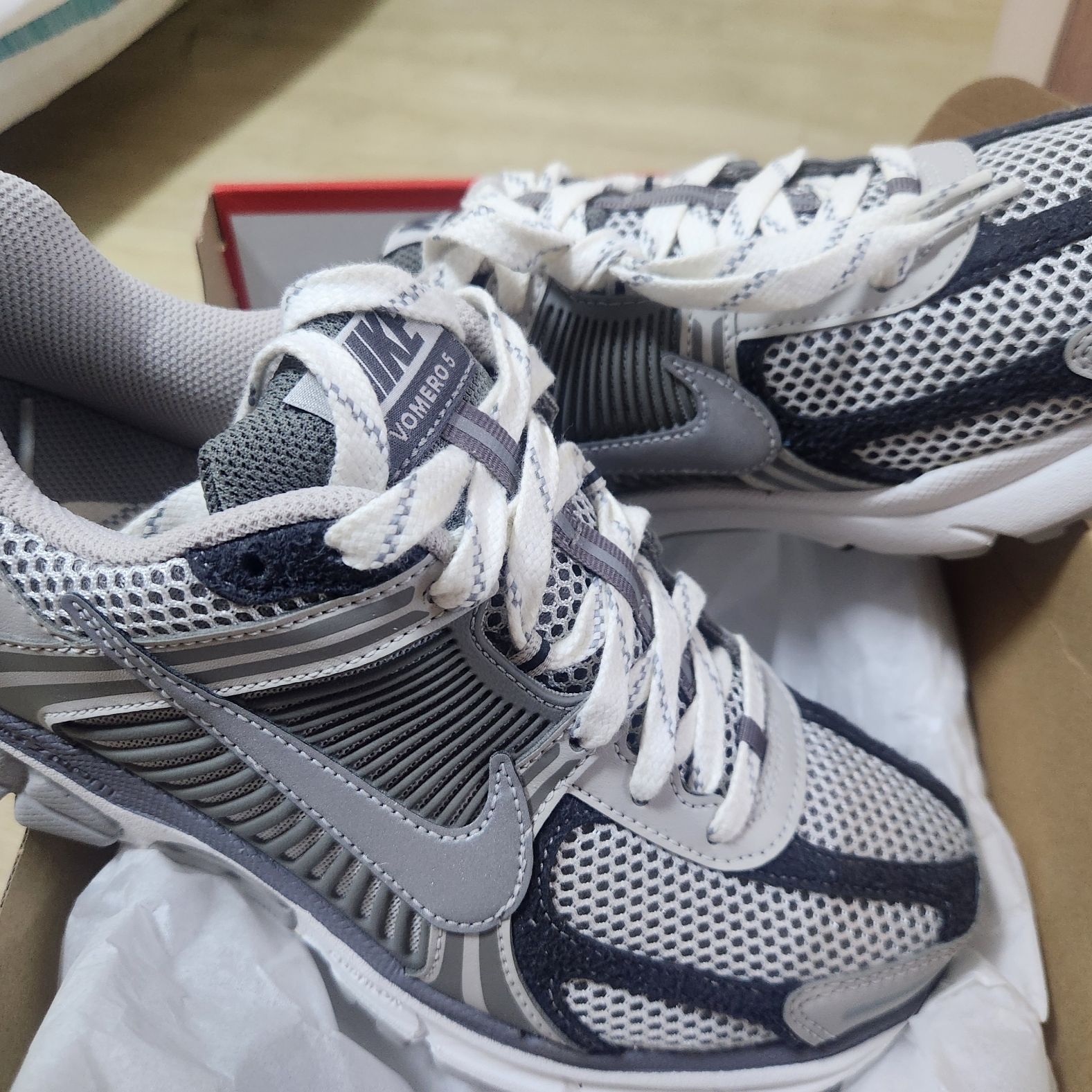Nike Zoom Vomero 5 PRM Light Iron Ore and Flat Fewter 착용 스타일 - 2