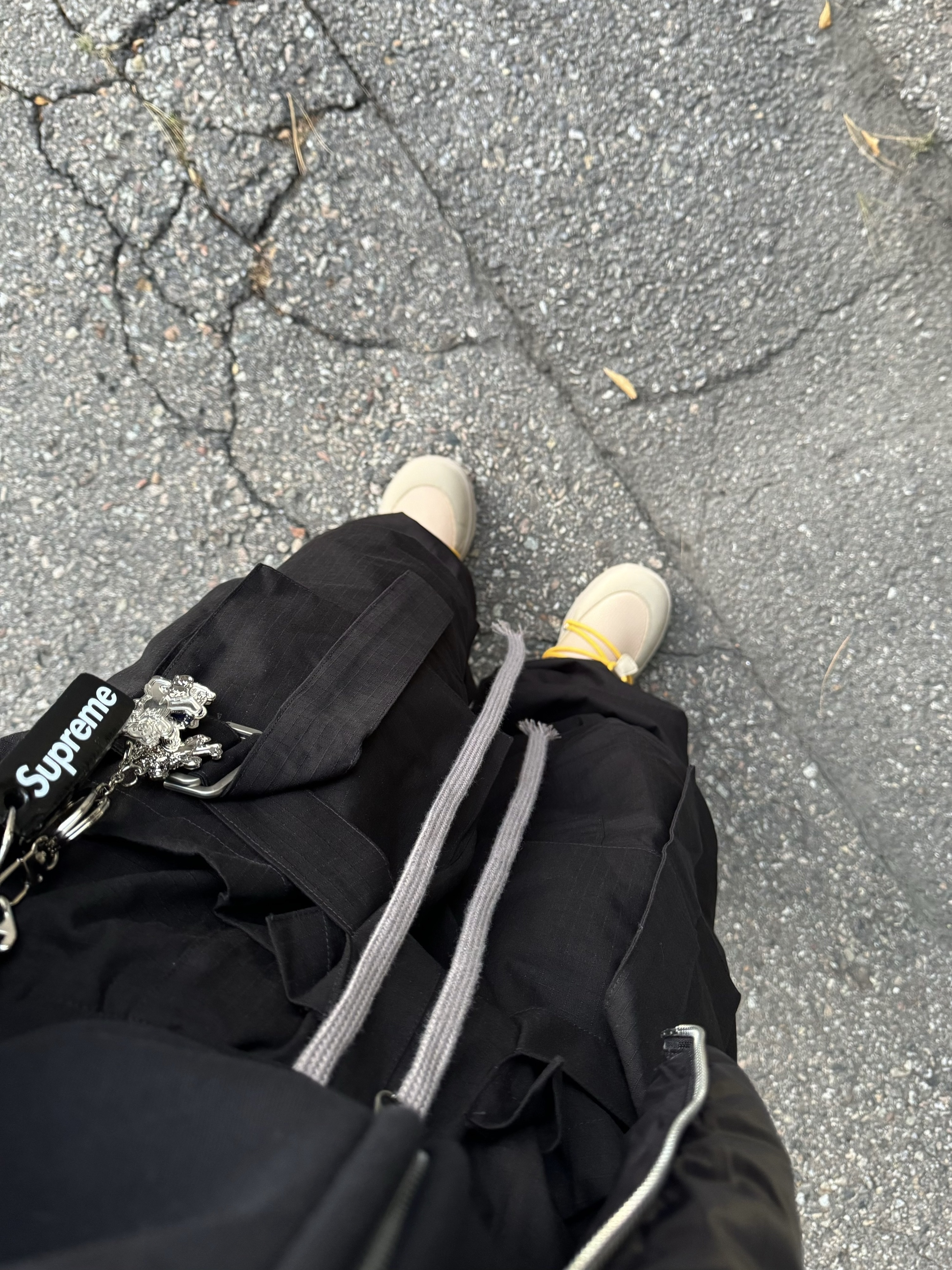 Wapworks Wide Safety Cargo Pants Black, Supreme Floating Keychain Black - 23FW 착용 스타일 - 4