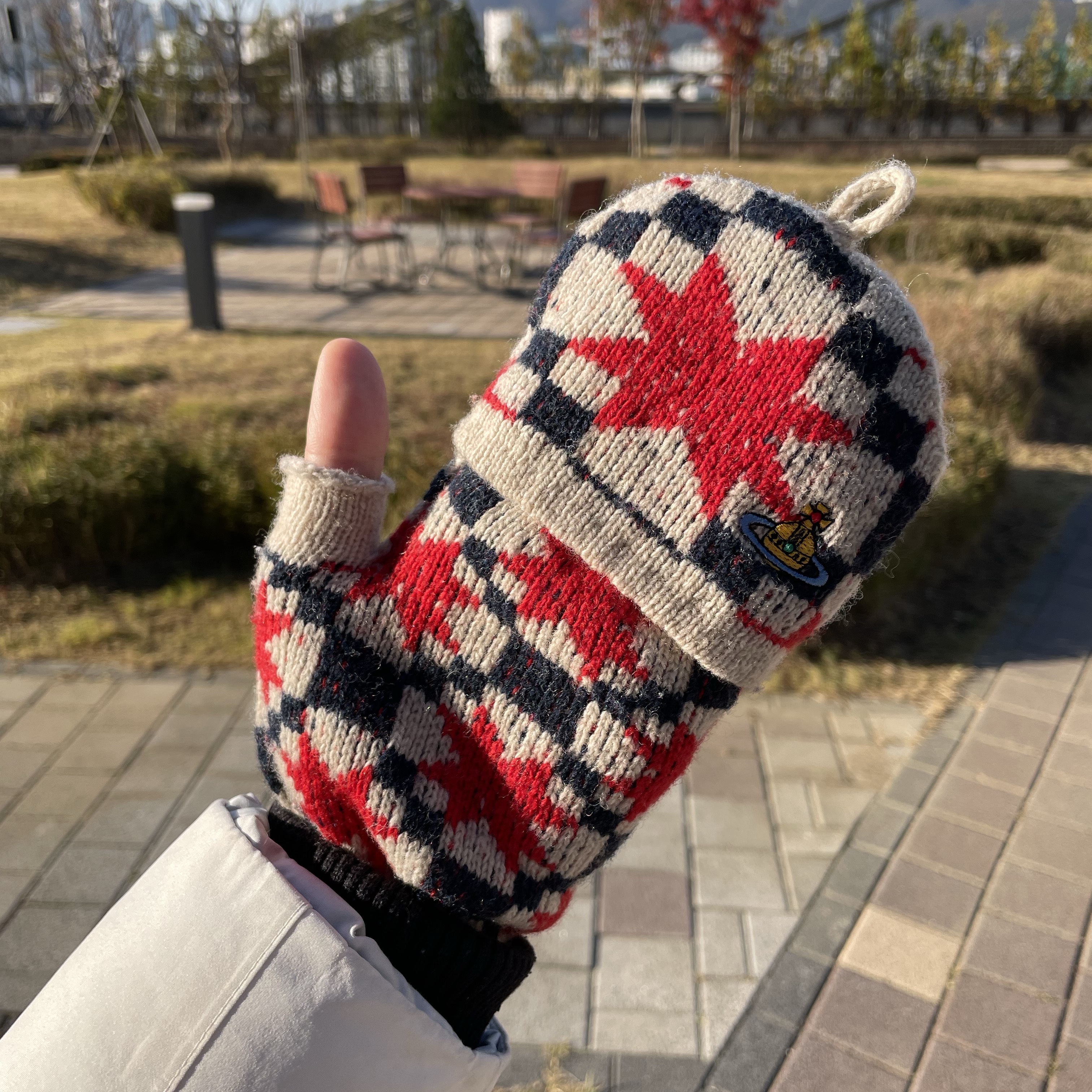 (W) Vivienne Westwood Orb Logo Mitten Cover Gloves Beige 착용 스타일 - 3