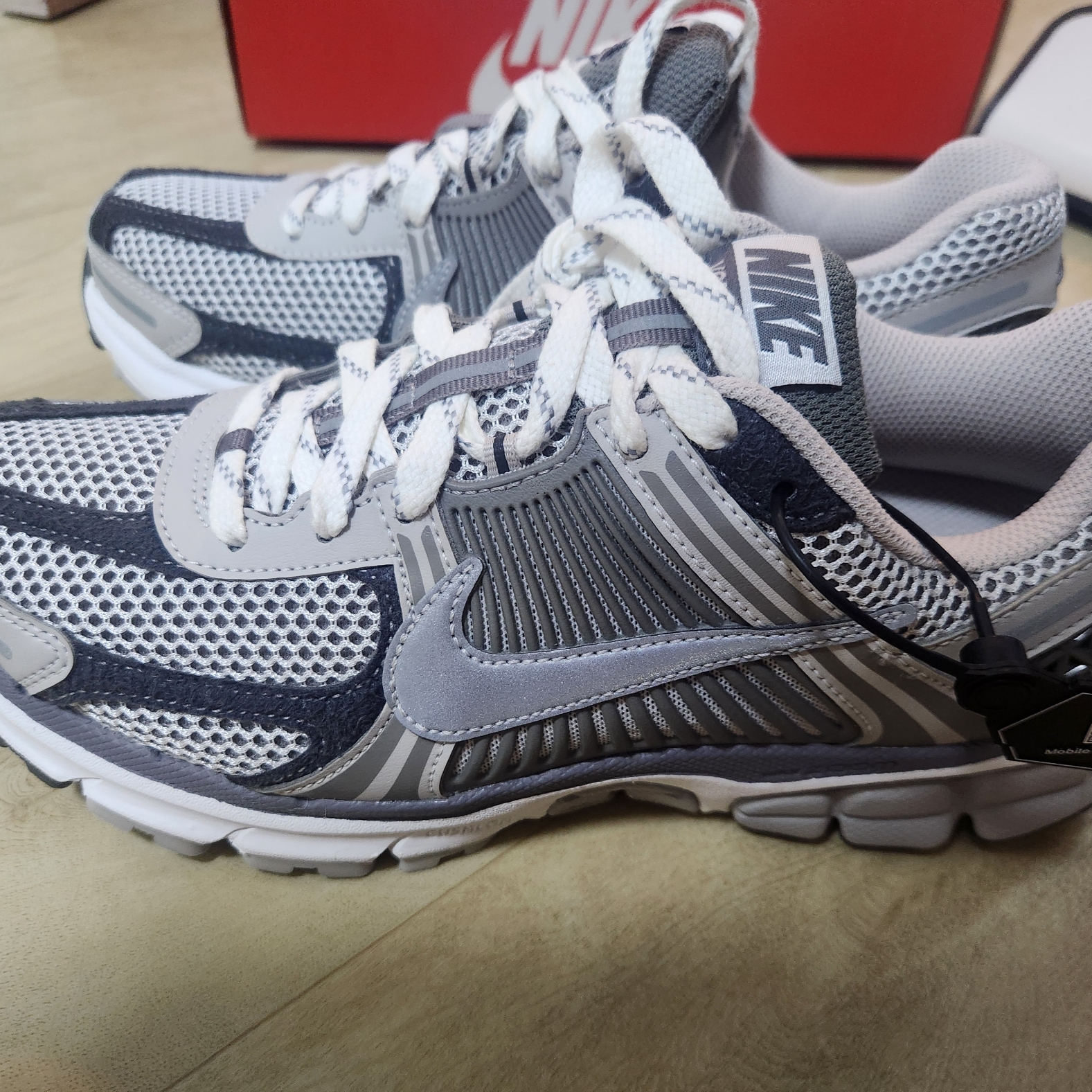 Nike Zoom Vomero 5 PRM Light Iron Ore and Flat Fewter 착용 스타일 - 3