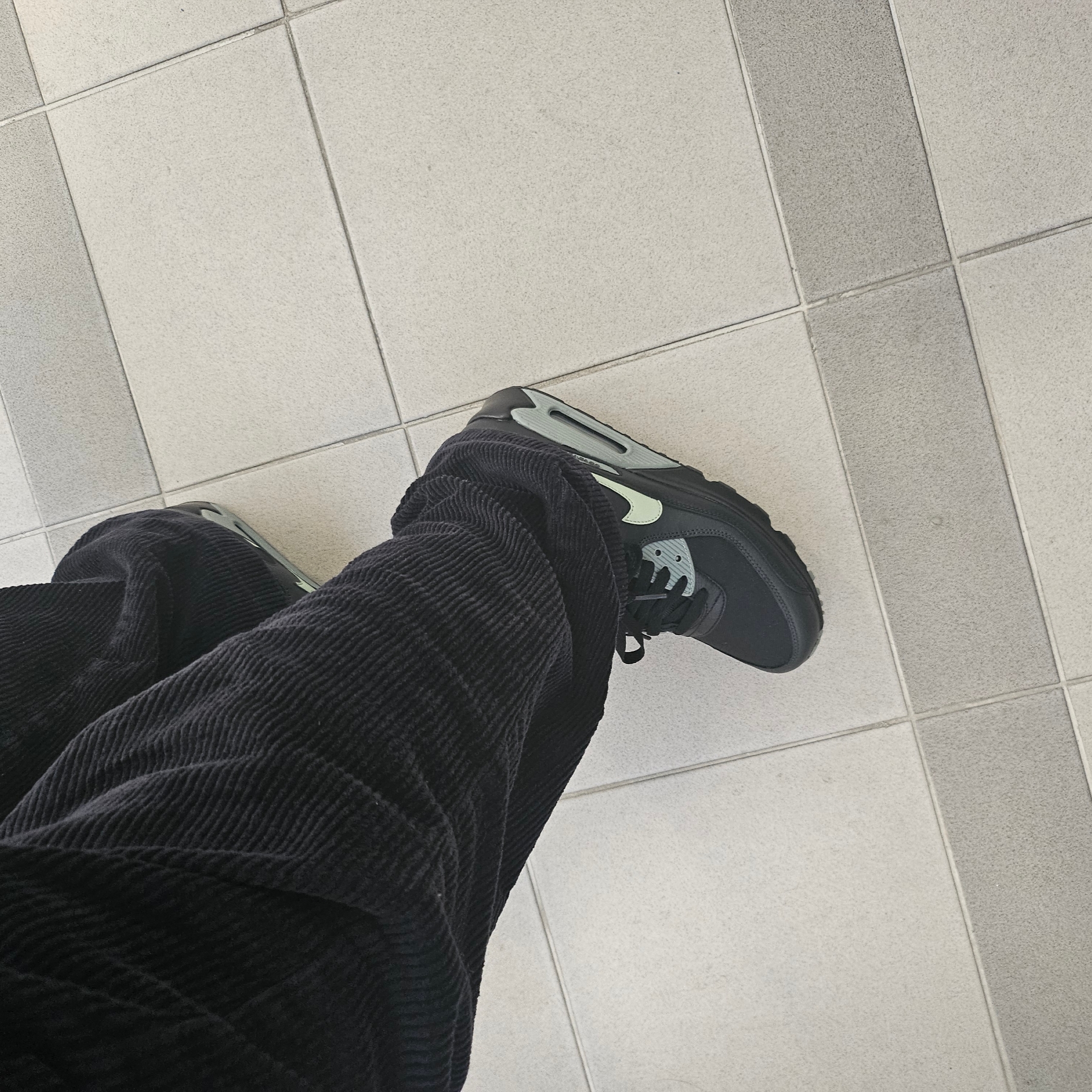 Nike Air Max 90 Gore-Tex Black Honeydew 착용 스타일