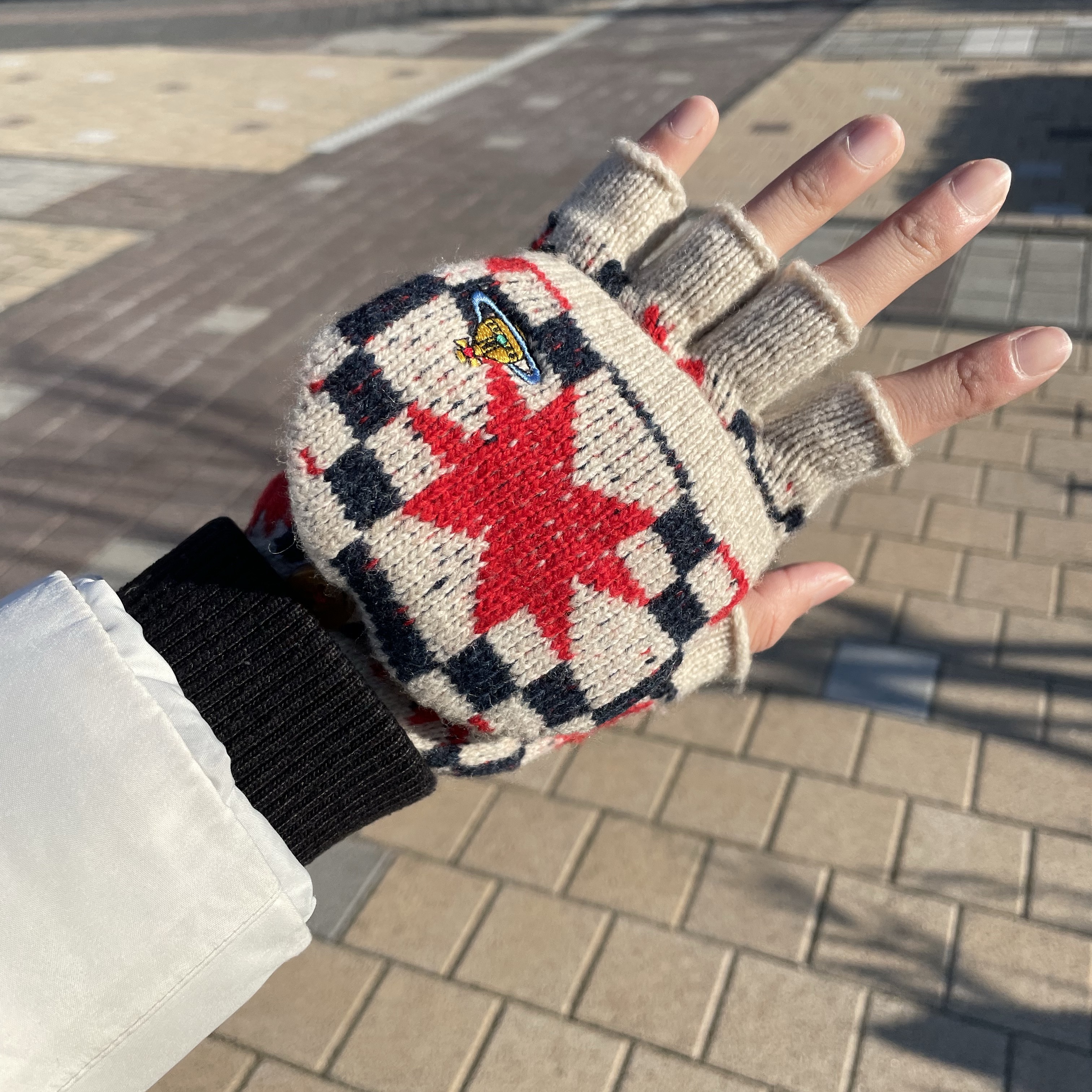 (W) Vivienne Westwood Orb Logo Mitten Cover Gloves Beige 착용 스타일 - 1