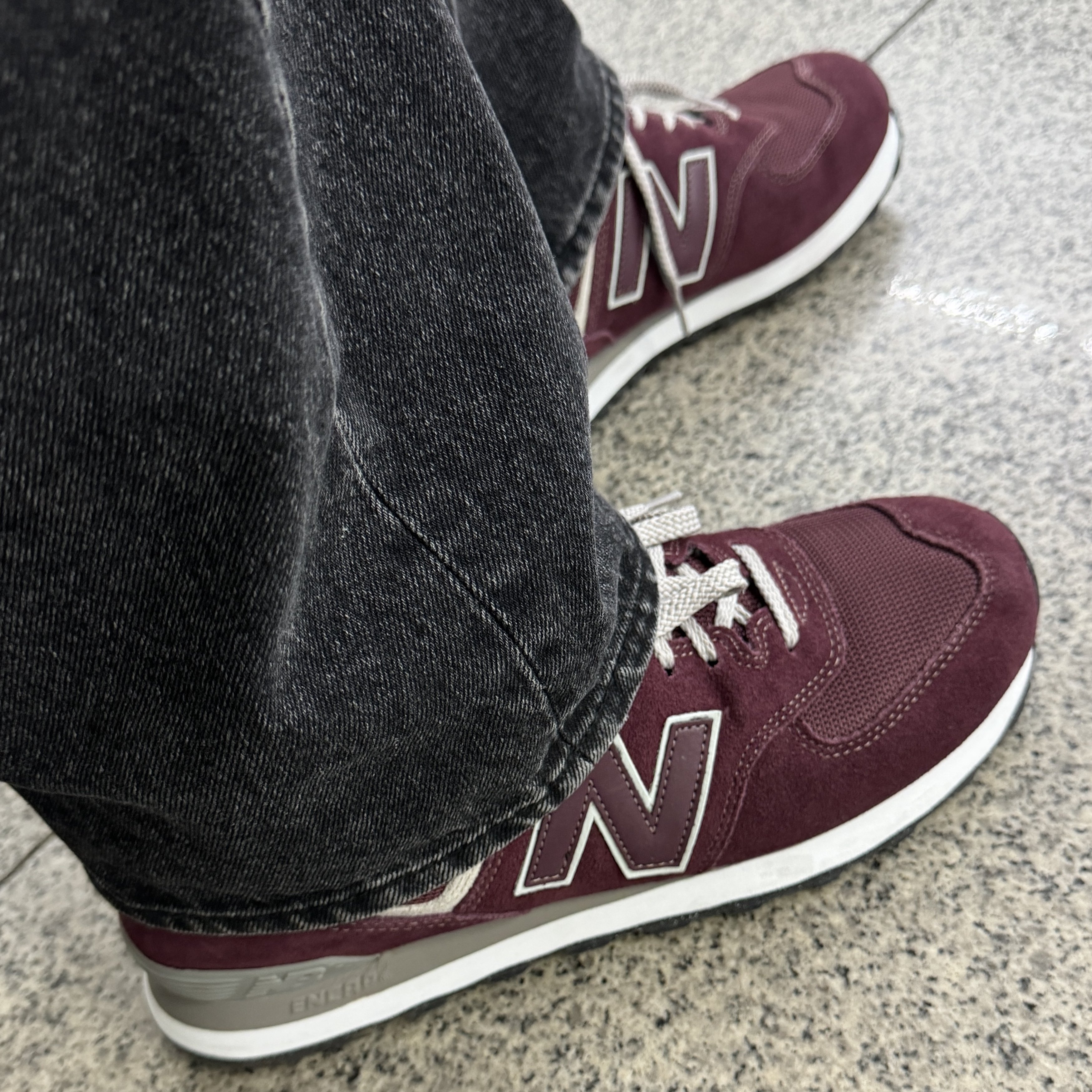 New Balance 574 Burgundy - D Standard 착용 스타일