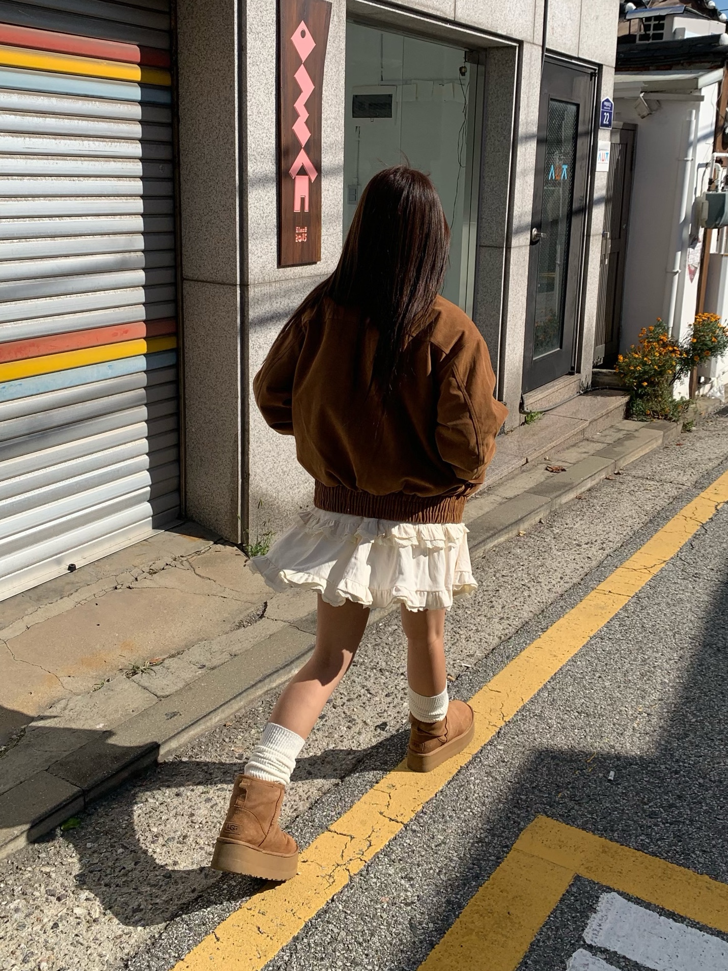 (W) UGG Classic Mini Platform Boots Chestnut, (W) Celine Triomphe 01 Sunglasses in Acetate White 착용 스타일 - 2