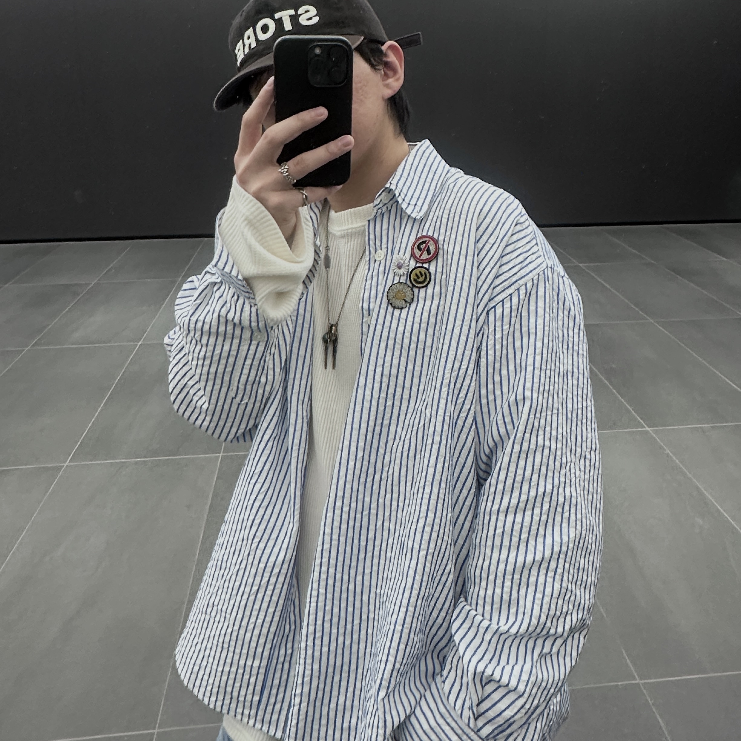 Converse x Drkshdw Drkstr Chuck 70 High Lily White, Our Legacy Borrowed BD Shirt White Blue Crinkled Stripe 착용 스타일 - 2