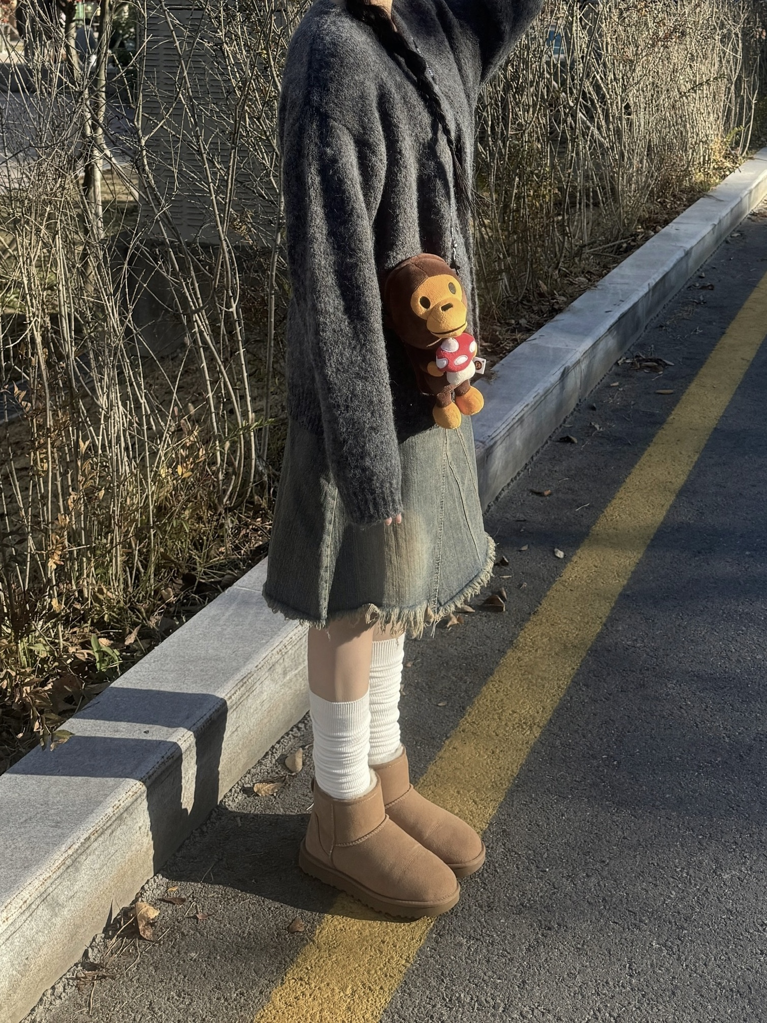 BAPE Baby Milo Plush Mobile Bag Brown, (W) UGG Classic Mini II Boots Chestnut 착용 스타일 - 2