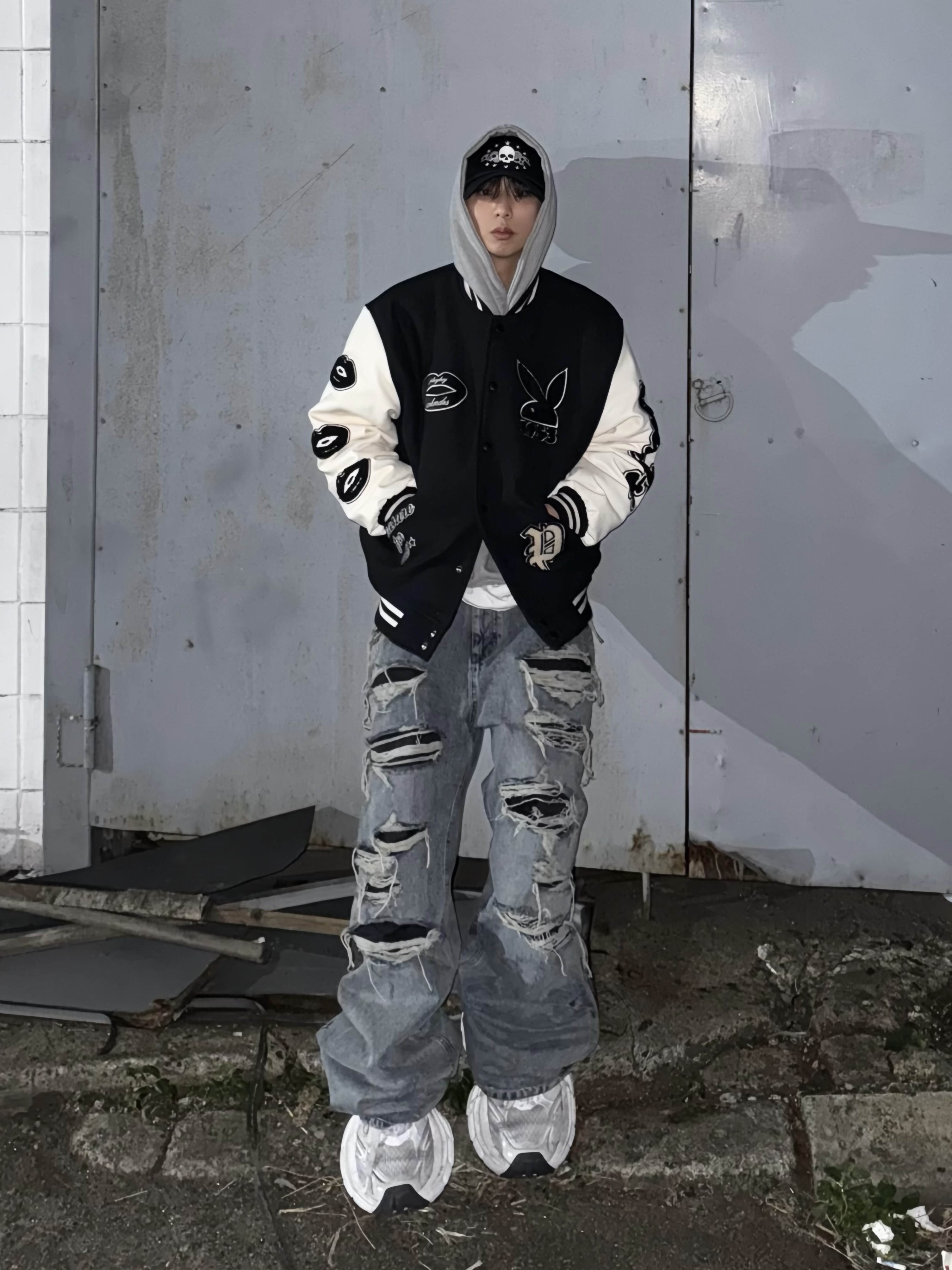 OMO Distressed Flared Jean Blue, Balenciaga 10XL Sneakers White Grey Silver Black 착용 스타일 - 1