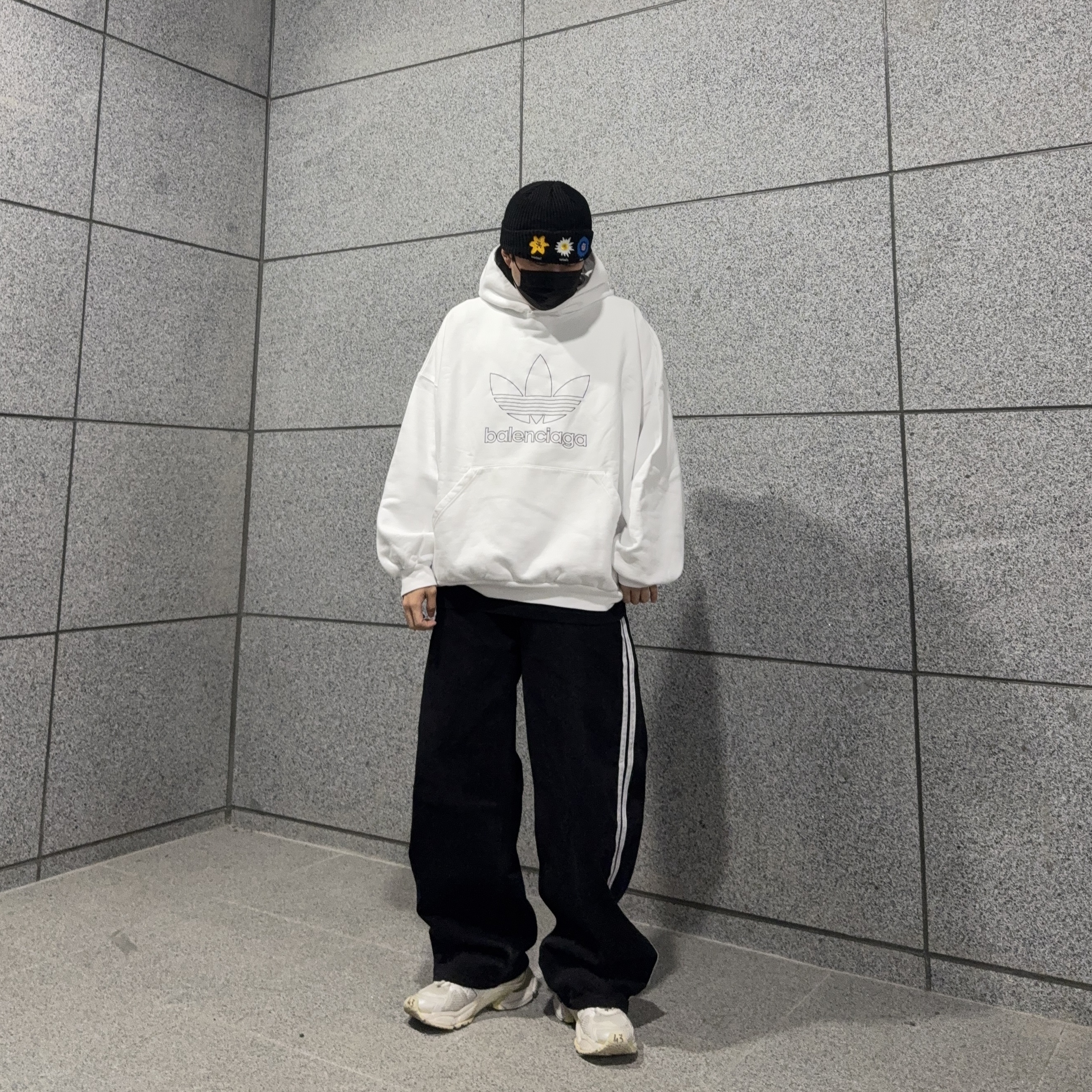 Balenciaga x Adidas Hoodie Large Fit White 착용 스타일 - 4