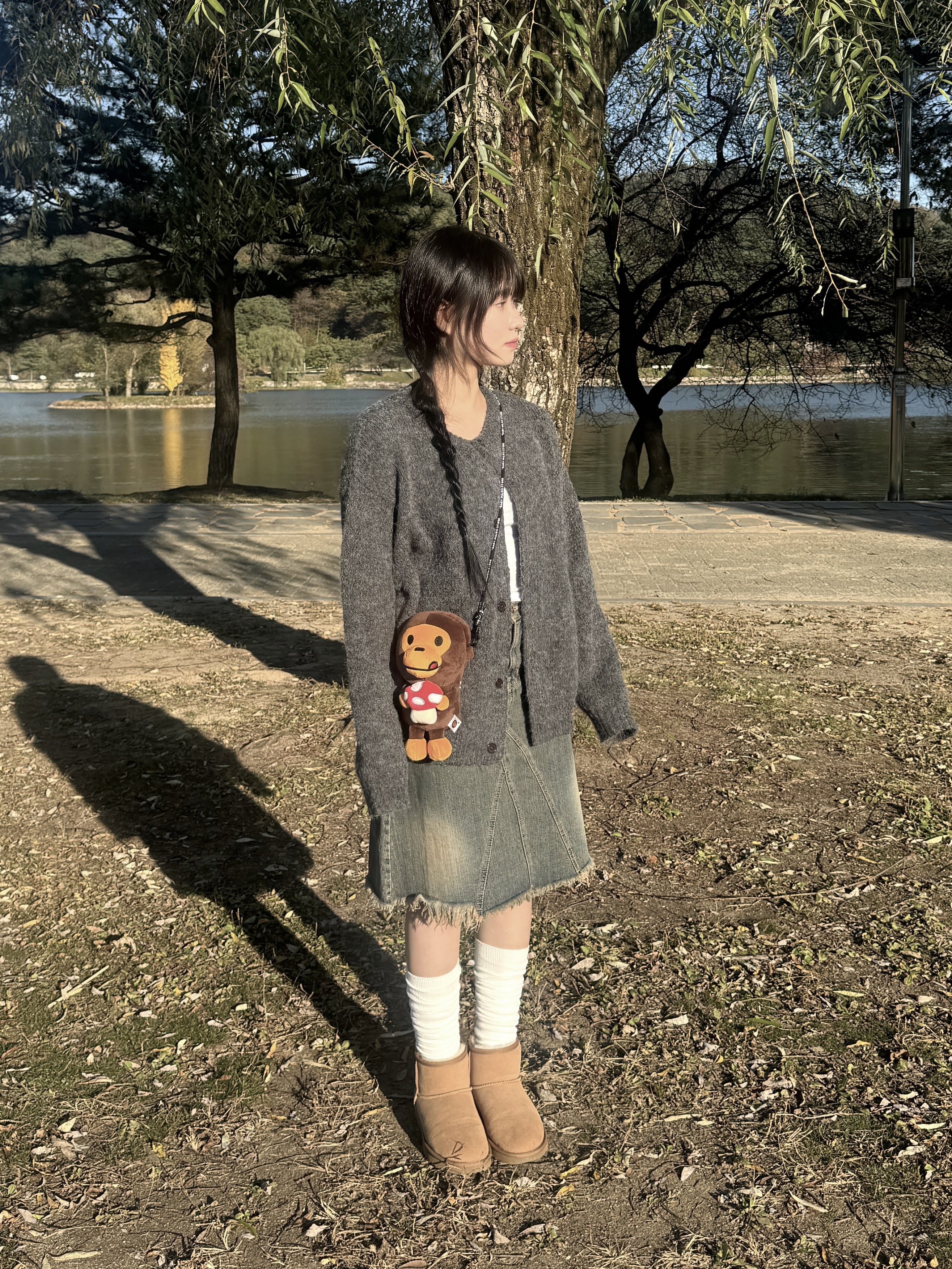 BAPE Baby Milo Plush Mobile Bag Brown, (W) UGG Classic Mini II Boots Chestnut 착용 스타일 - 1