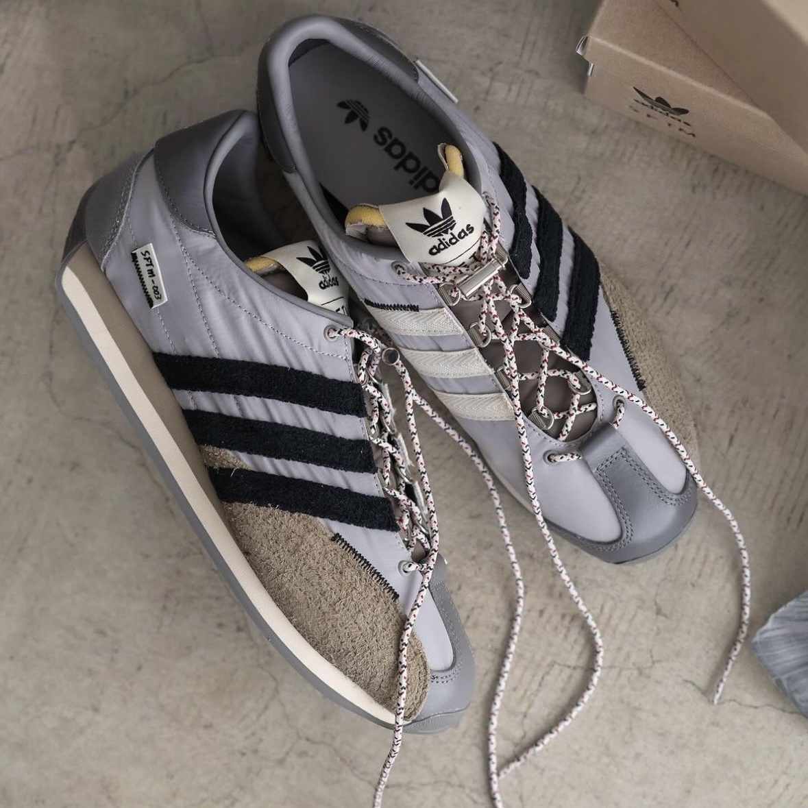 Adidas x Song for the Mute Country OG Grey Two Core Black 착용 스타일 - 2